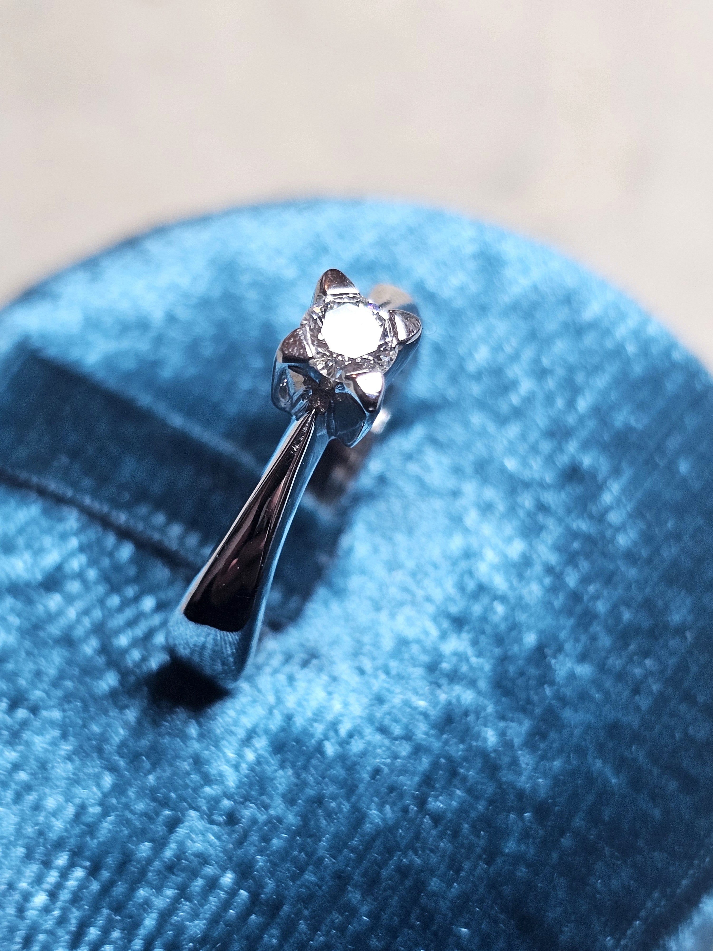 SOLITARIO DIAMANTE NATURALE KT 0,23  I COLOR VS2