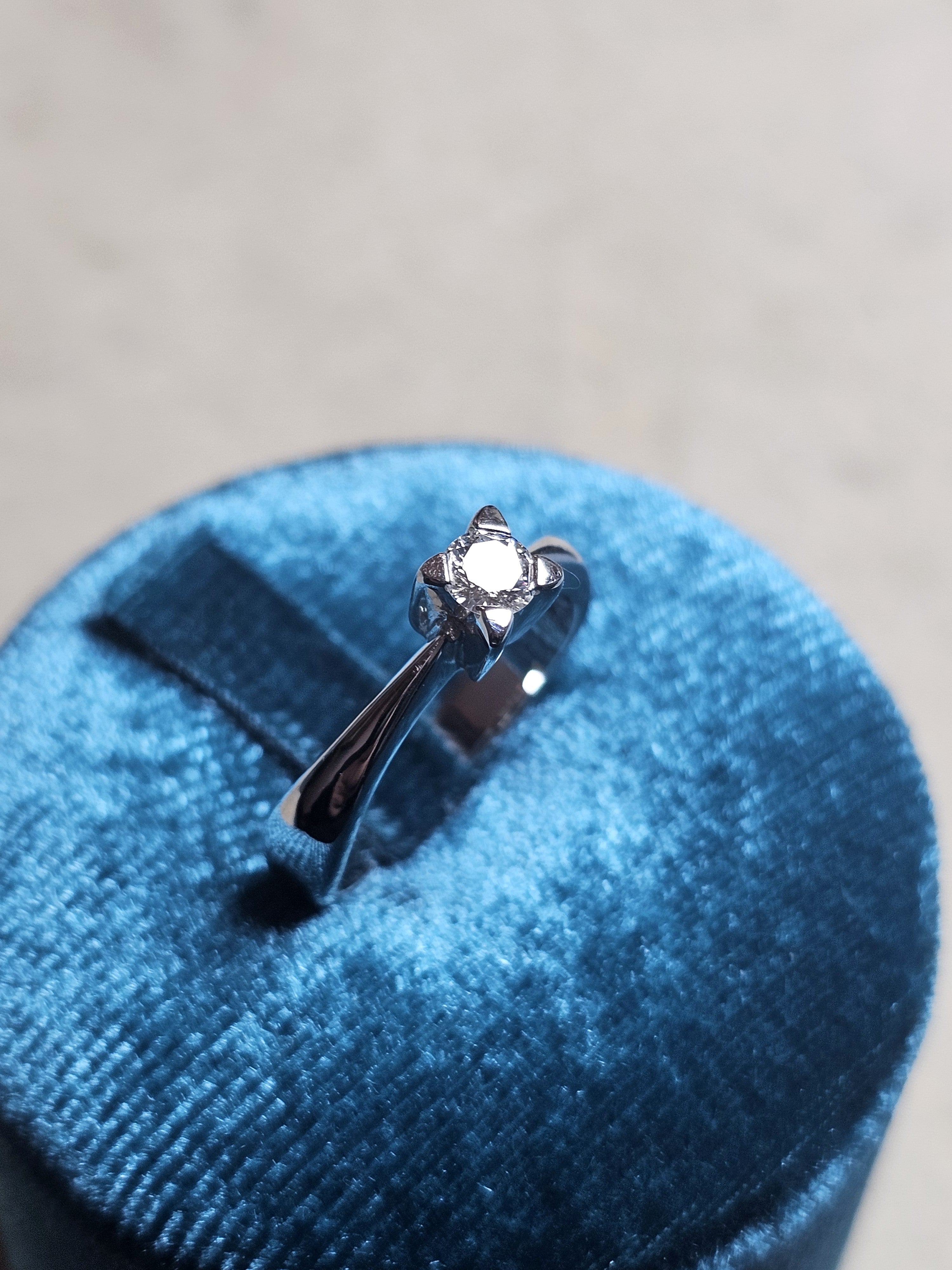 SOLITARIO DIAMANTE NATURALE KT 0,23  I COLOR VS2