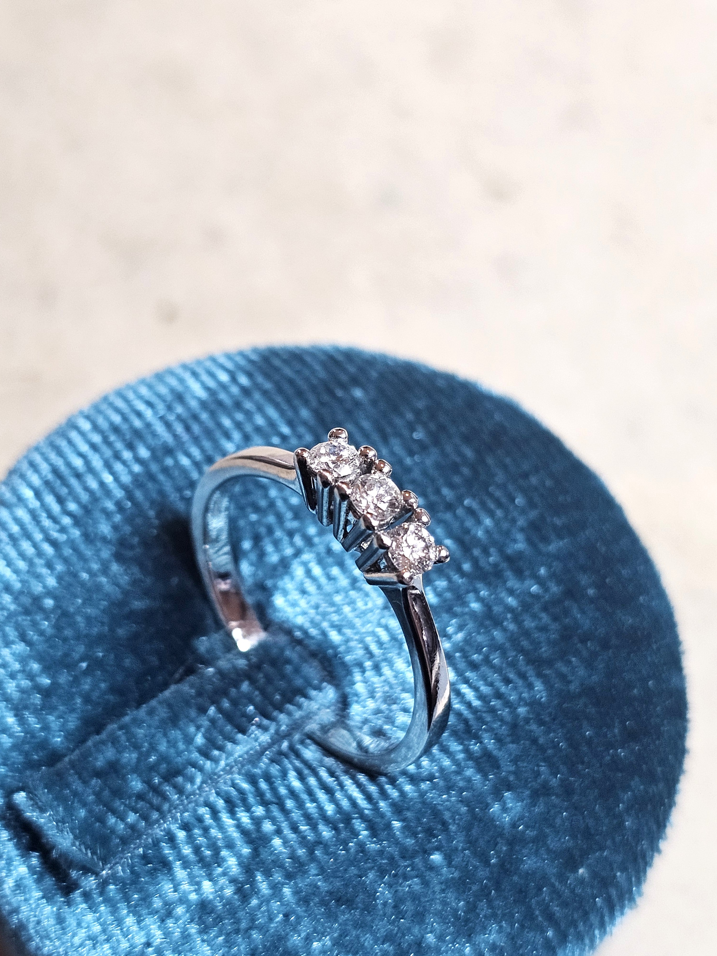 TRILOGY DIAMANTI NATURALI KT 0,27 I COLOR VS2