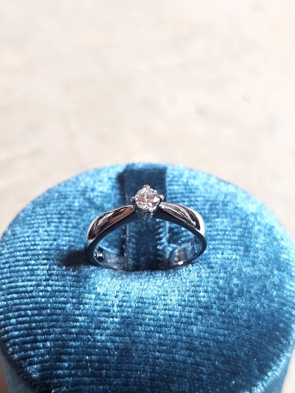 SOLITARIO DIAMANTE NATURALE KT 0,16 H COLOR VS1