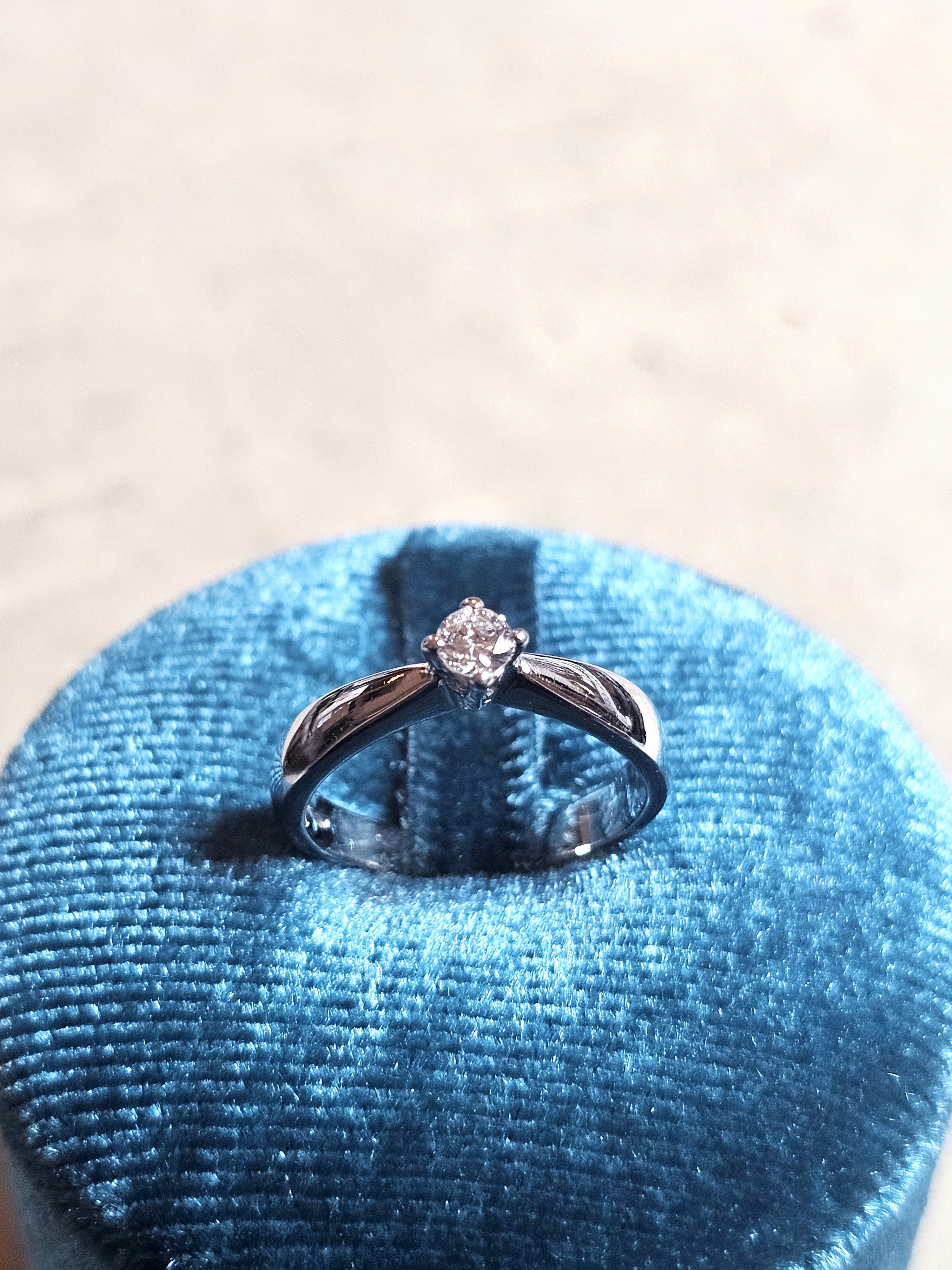 SOLITARIO DIAMANTE NATURALE KT 0,16 H COLOR VS1