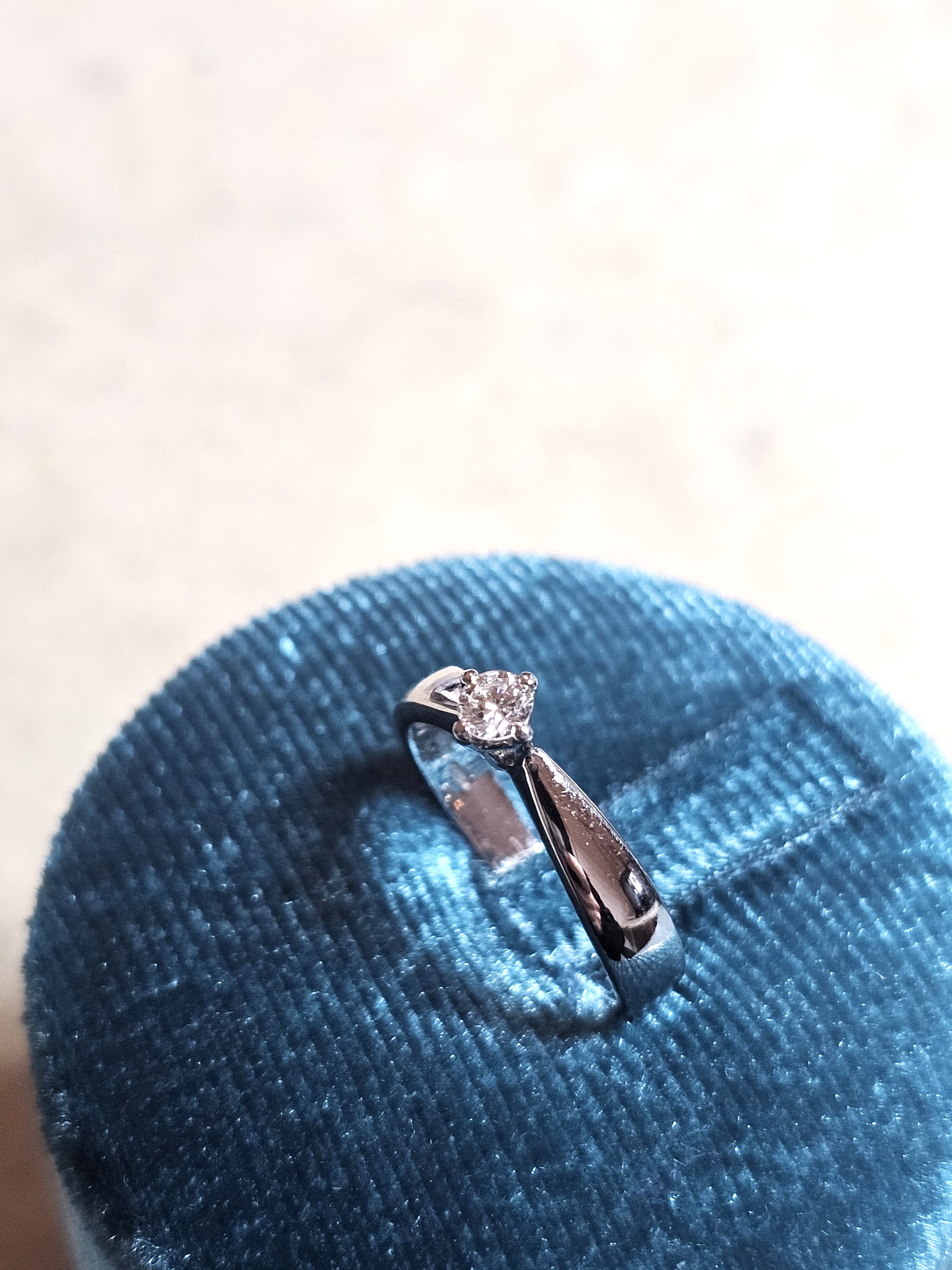 SOLITARIO DIAMANTE NATURALE KT 0,16 H COLOR VS1