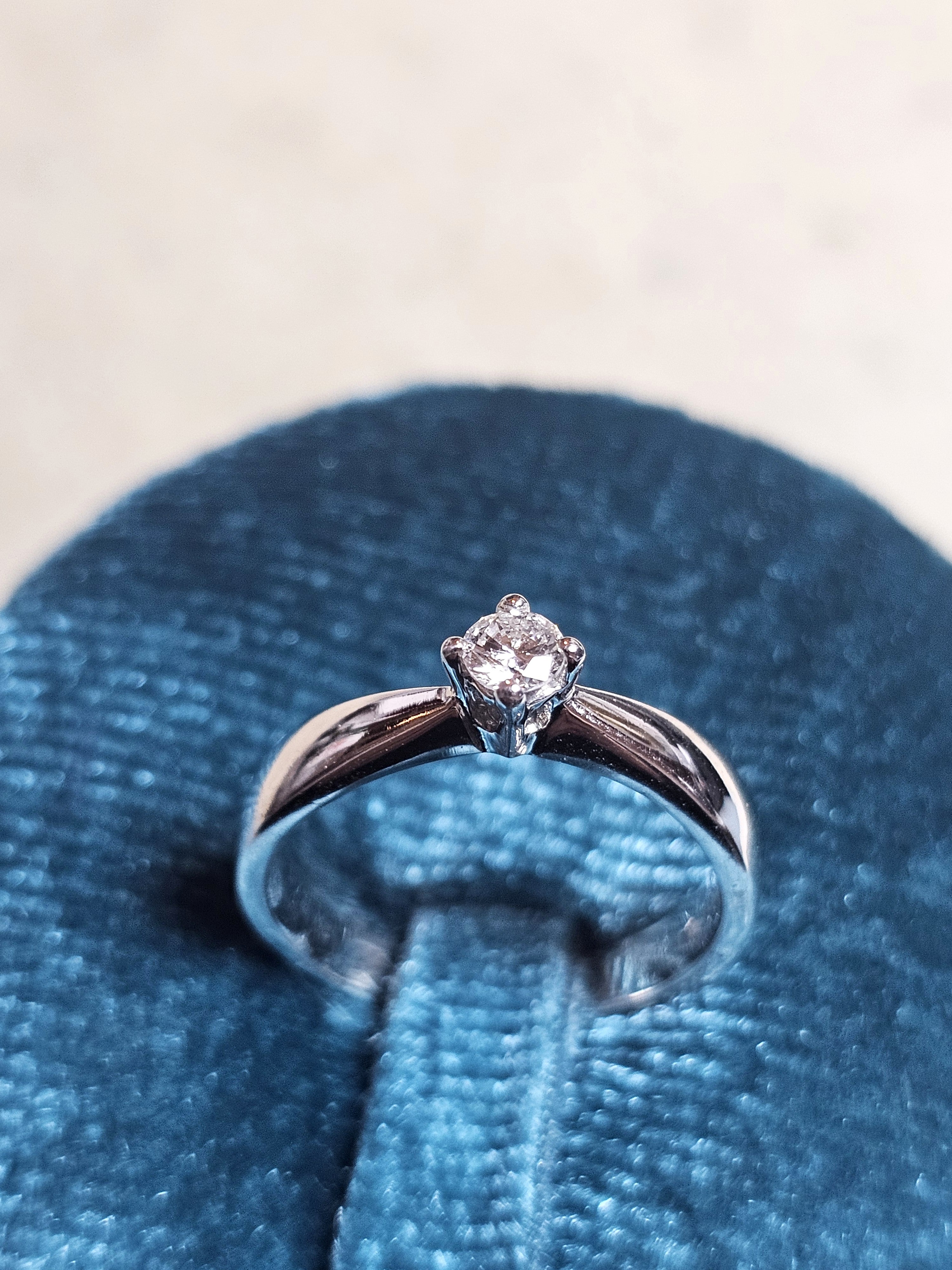 SOLITARIO DIAMANTE NATURALE KT 0,16 H COLOR VS1