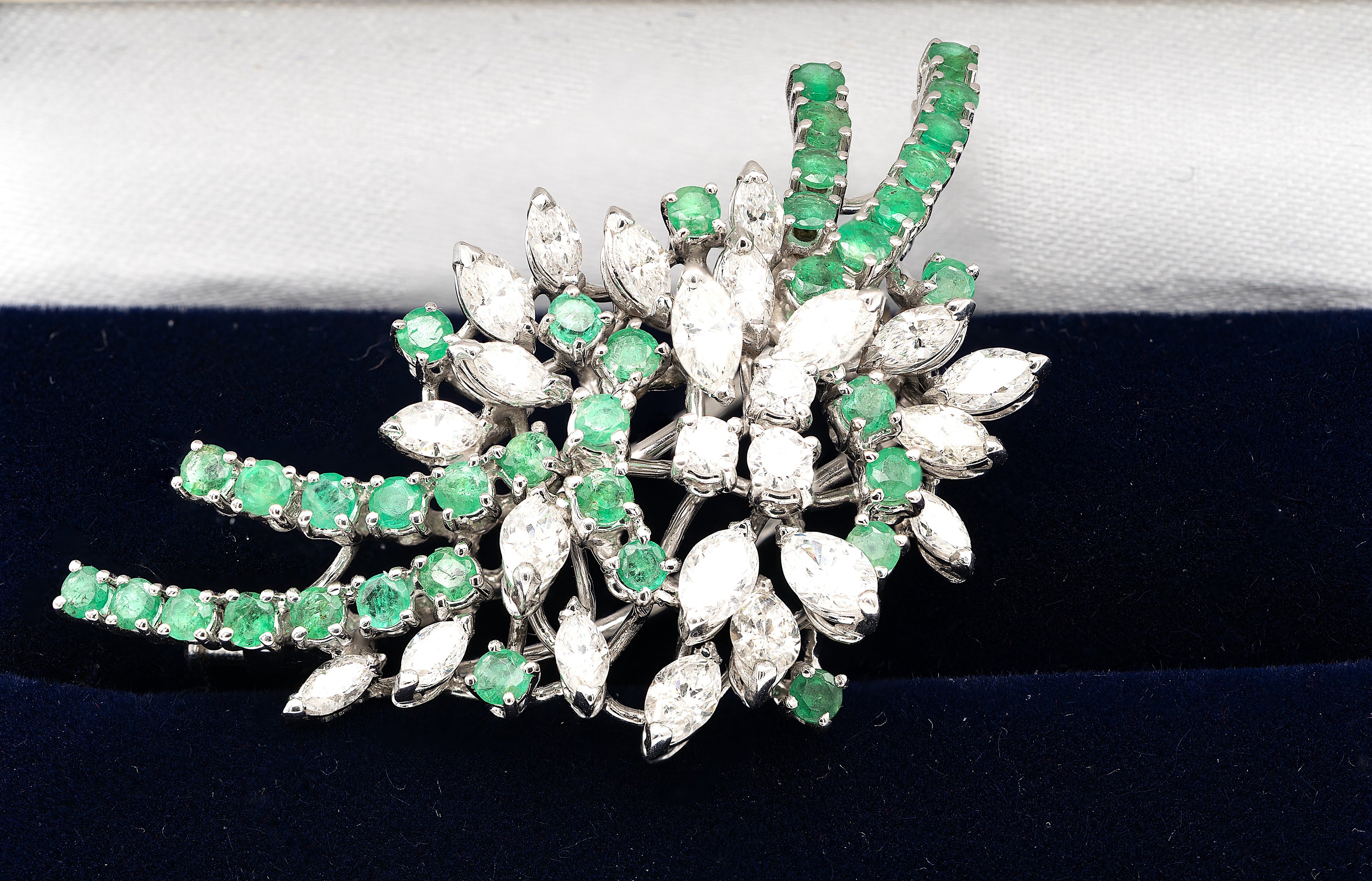 SPILLA IN ORO BIANCO 18KT DIAMANTI NATURALI E SMERALDI COLOMBIANI   ANNI 50