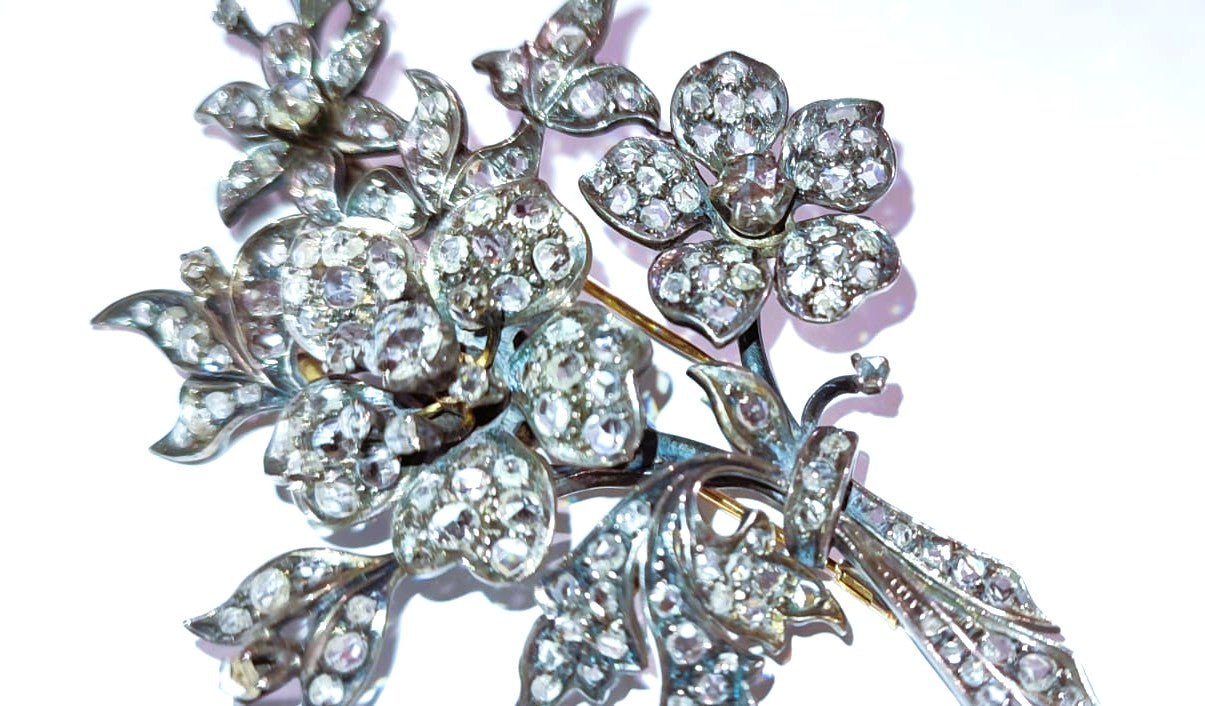 SPILLA VITTORIANA IN ORO GIALLO E ARGENTO      (1880/90) DIAMANTI NATURALI  KT 7,50