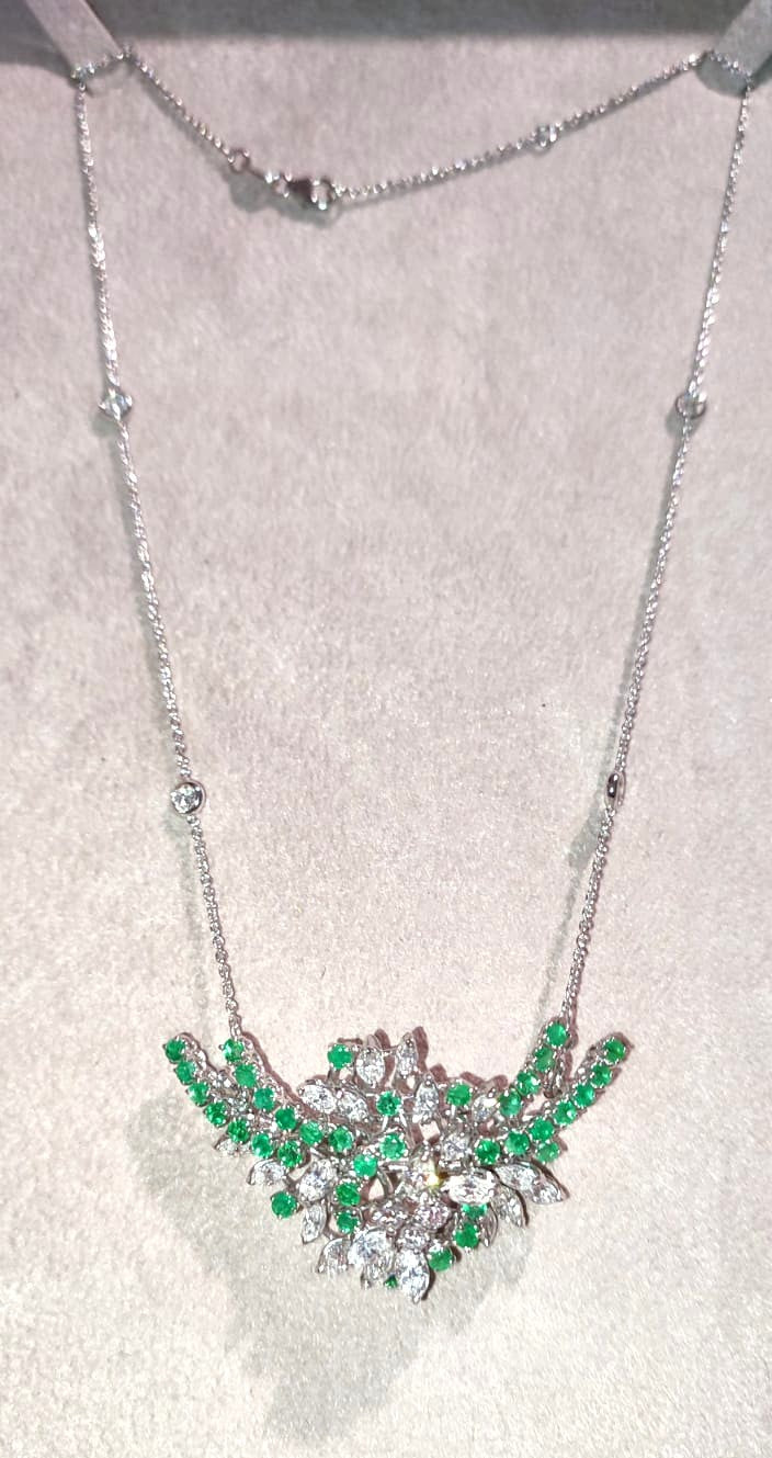 SPILLA IN ORO BIANCO 18KT DIAMANTI NATURALI E SMERALDI COLOMBIANI   ANNI 50