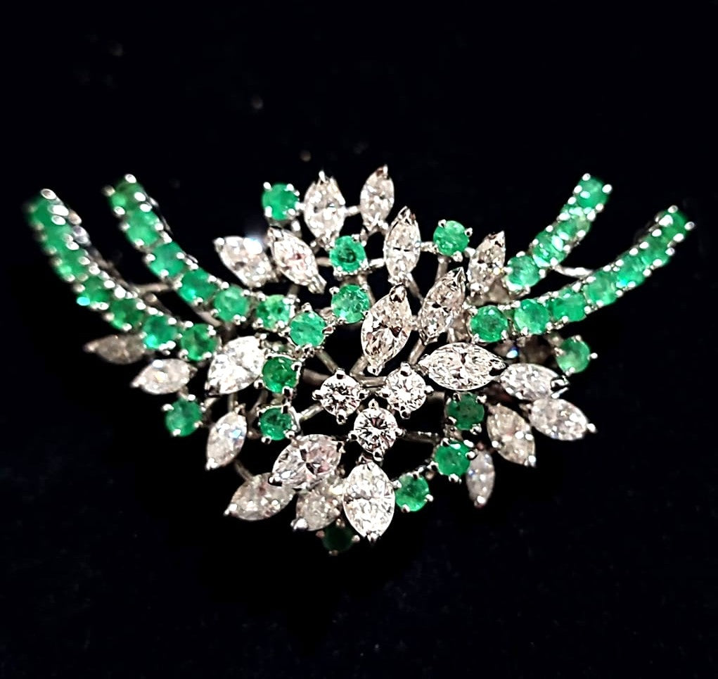 SPILLA IN ORO BIANCO 18KT DIAMANTI NATURALI E SMERALDI COLOMBIANI   ANNI 50
