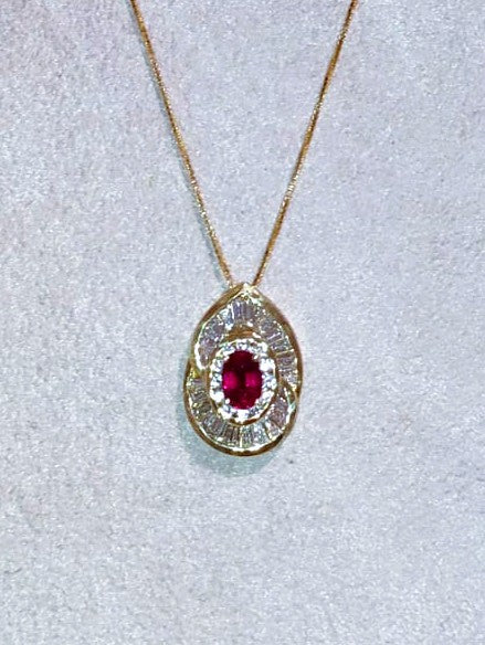 PENDENTE IN ORO GIALLO 18KT RUBINO BIRMANO E DIAMANTI NATURALI