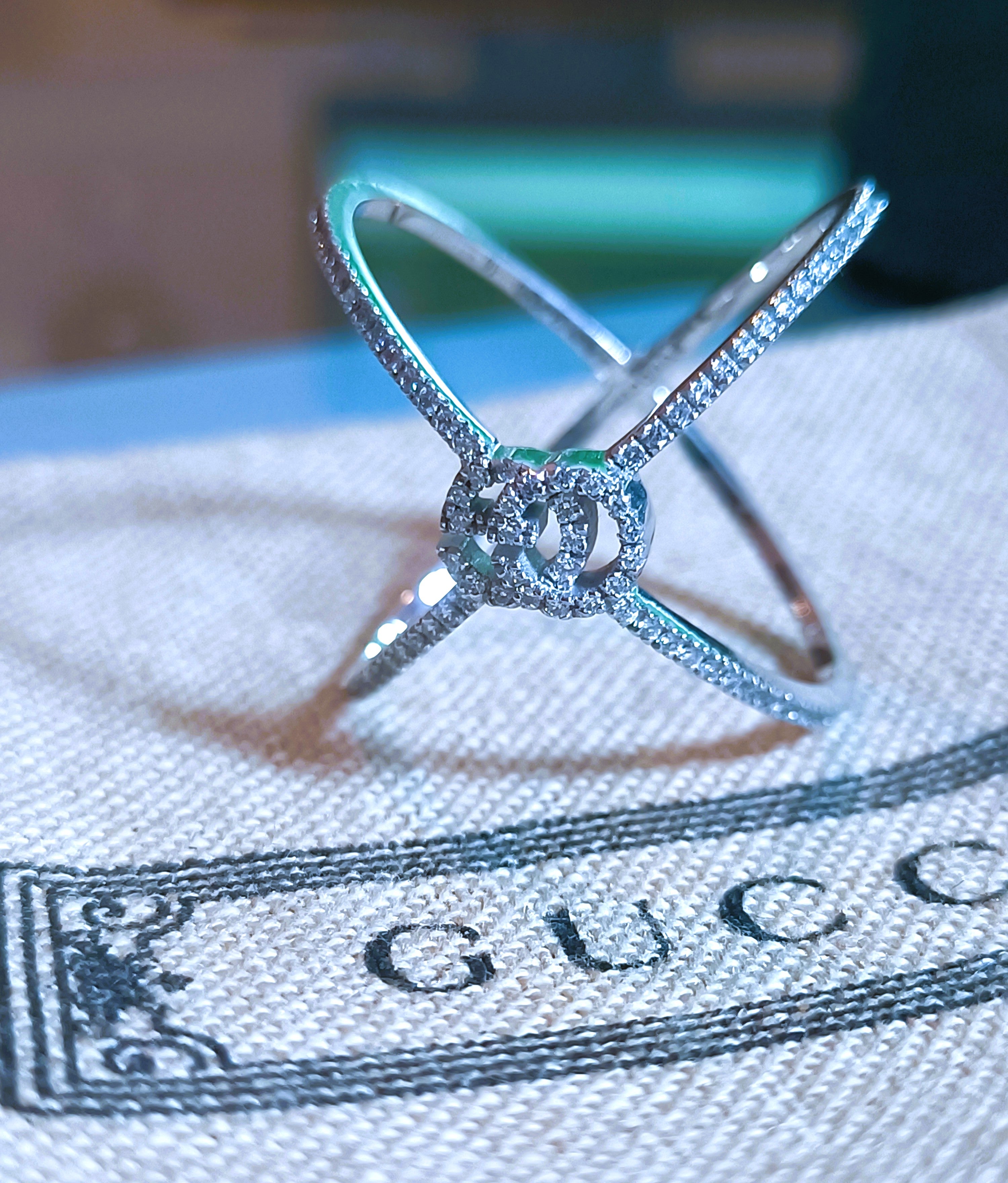 ANELLO GUCCI CON DIAMANTI NATURALI PER KT 0,71 G COLOR