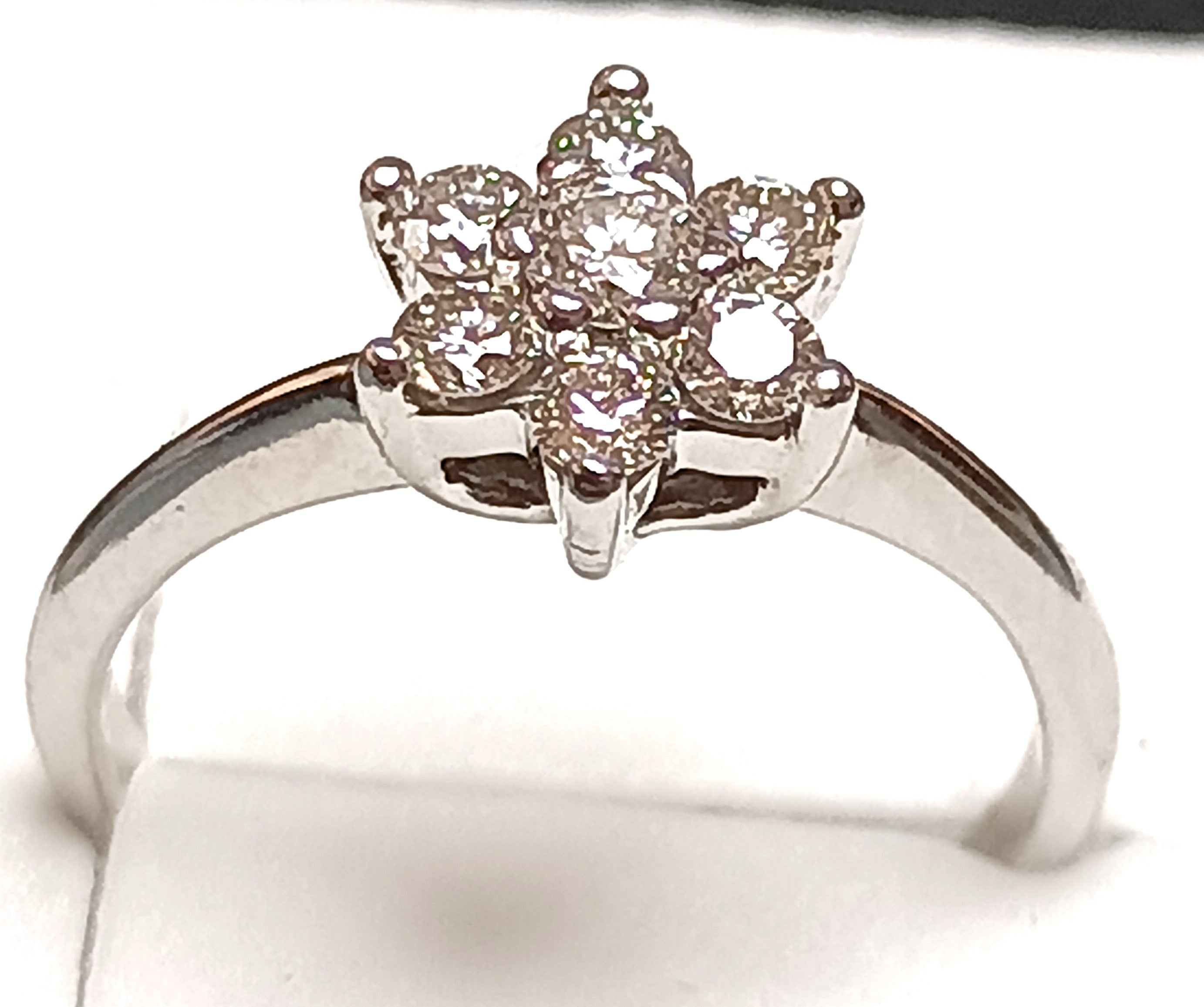 ANELLO FIORE DIAMANTI NATURALI KT 0,30 H COLOR VS2