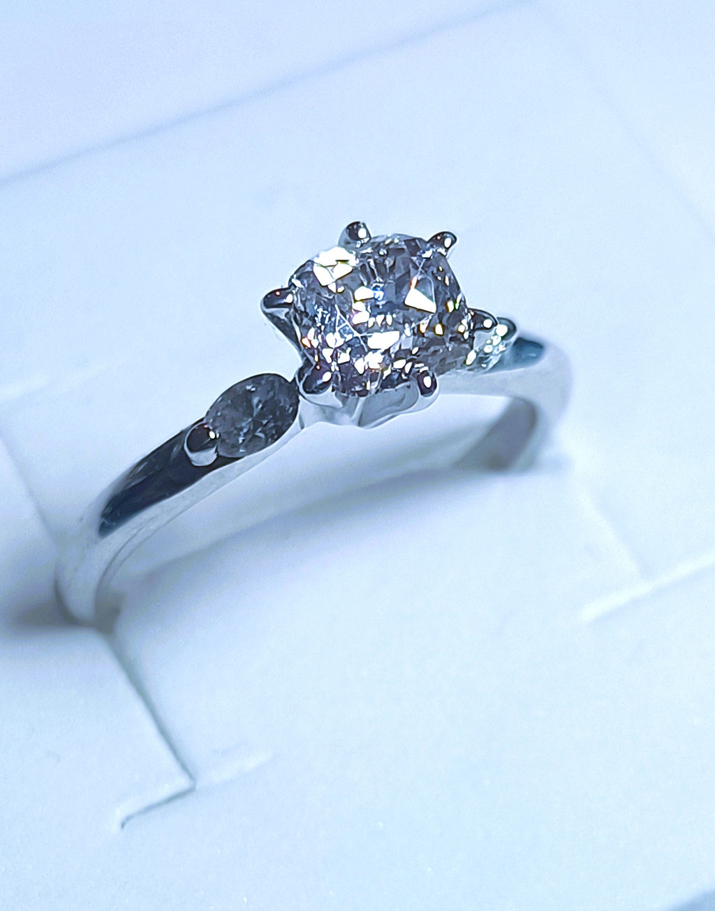 SOLITARIO IN ORO BIANCO 18KT DIAMANTE NATURALE CENTRALE KT 0,71 I COLOR