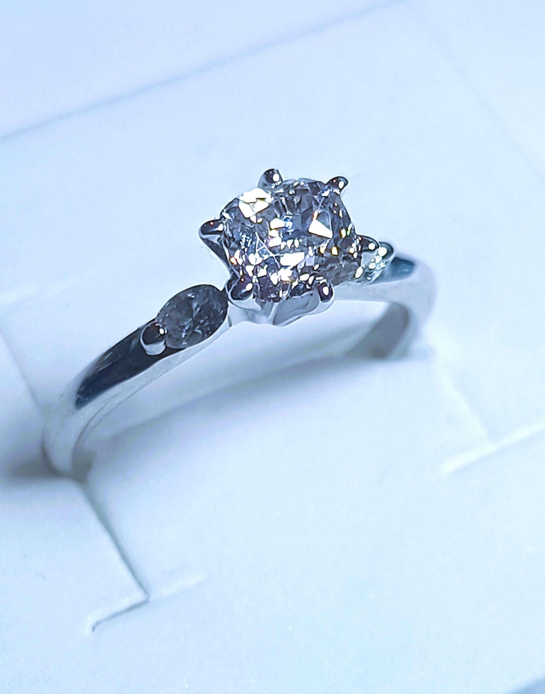 SOLITARIO IN ORO BIANCO 18KT DIAMANTE NATURALE CENTRALE KT 0,71 I COLOR