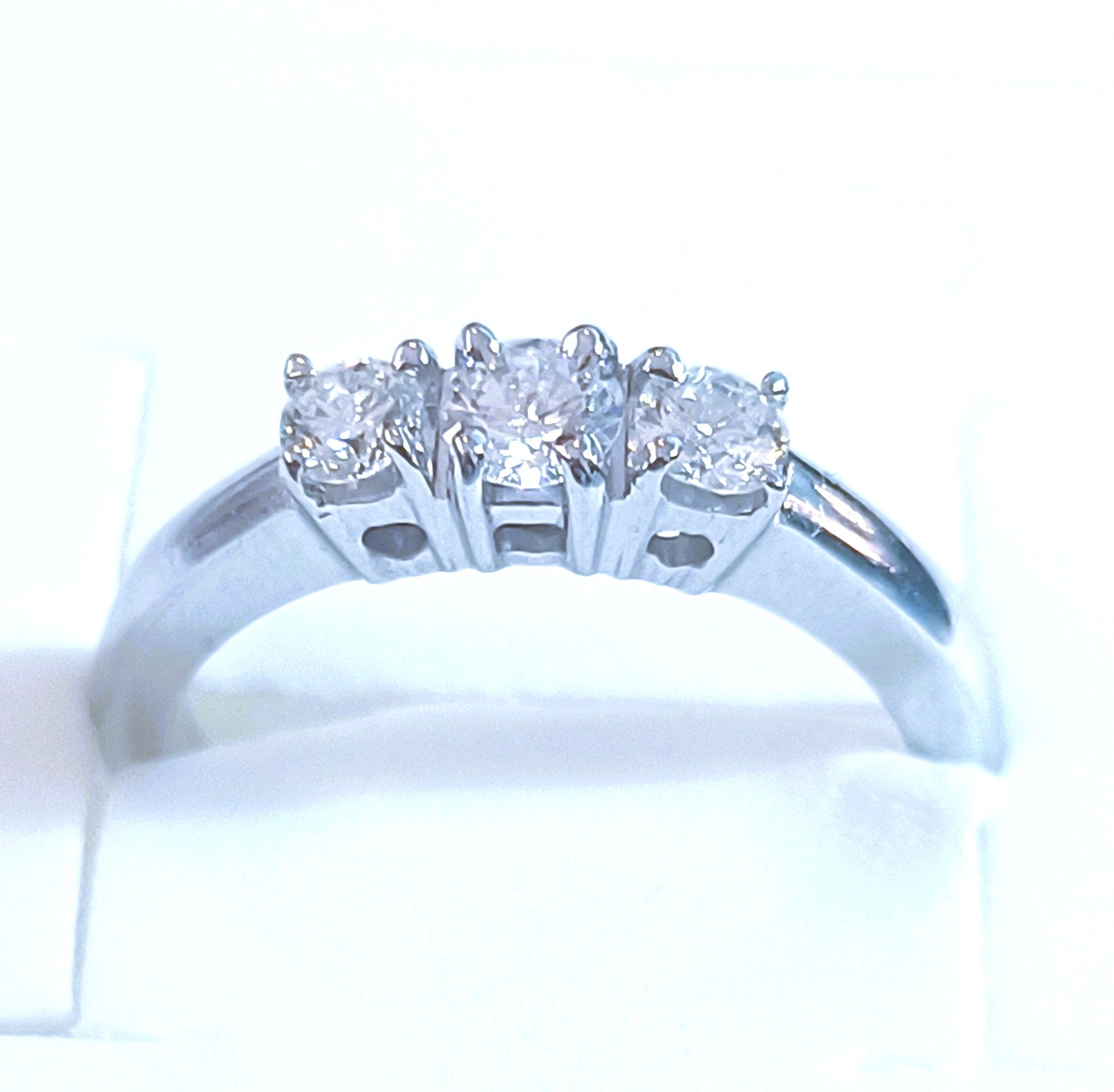 TRILOGY IN ORO BIANCO 18KT DIAMANTI NATURALI KT 0,36 G COLOR VVS2