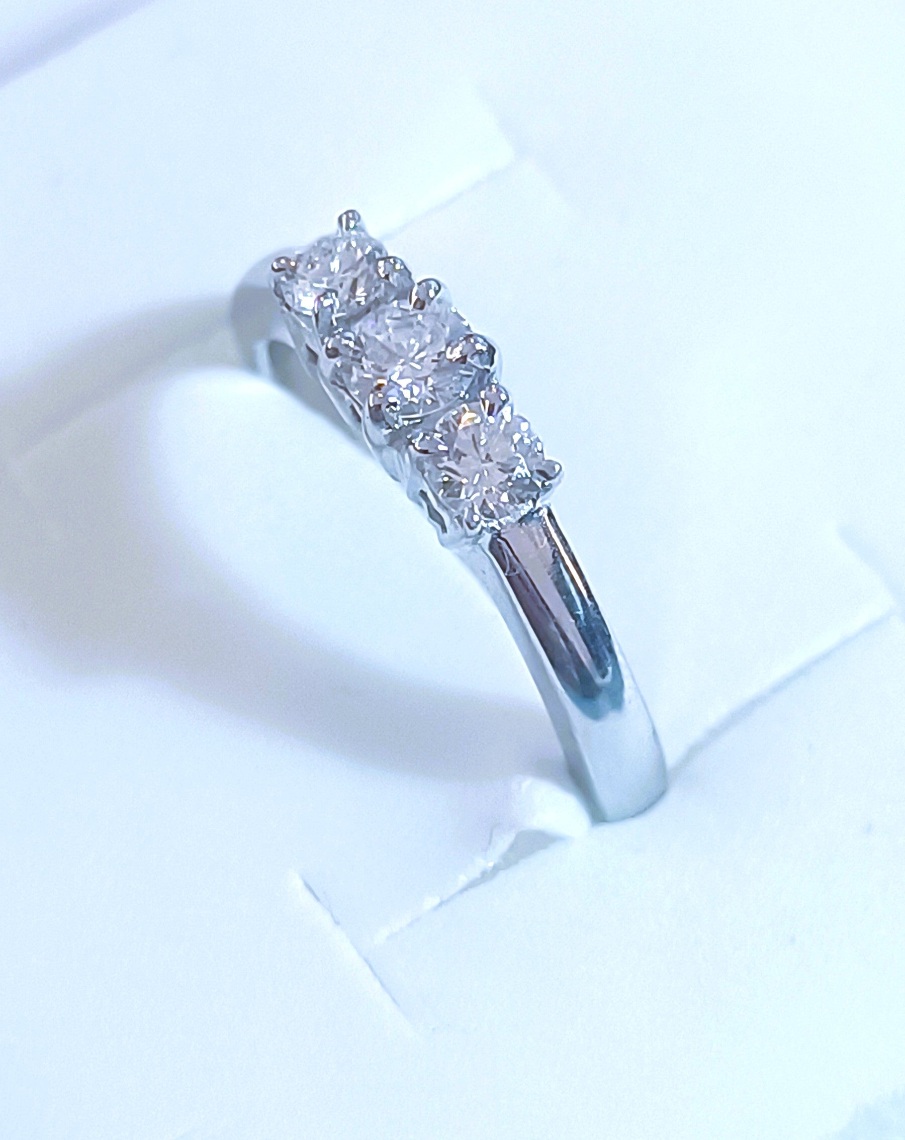 TRILOGY IN ORO BIANCO 18KT DIAMANTI NATURALI KT 0,36 G COLOR VVS2