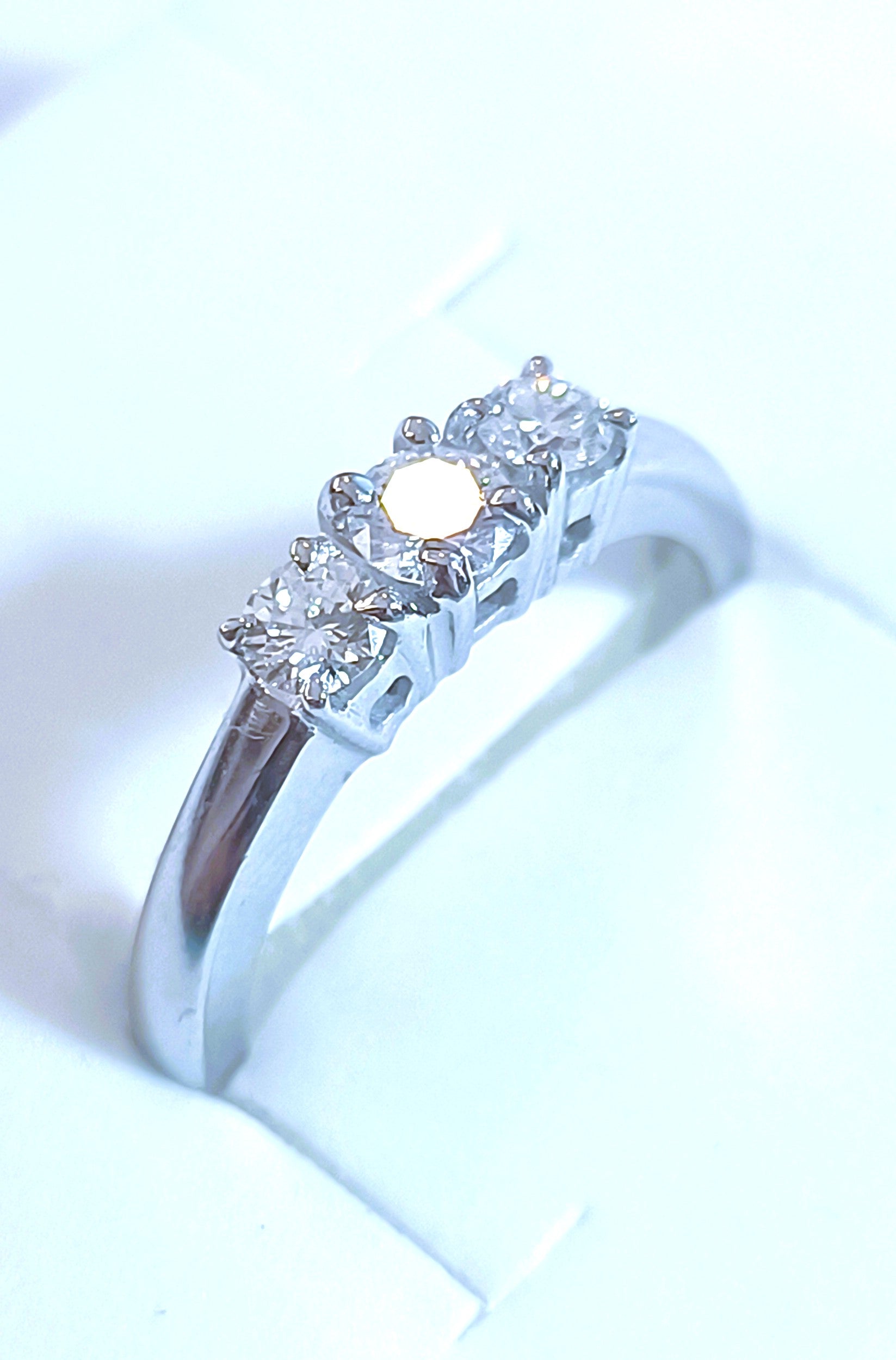 TRILOGY IN ORO BIANCO 18KT DIAMANTI NATURALI KT 0,36 G COLOR VVS2