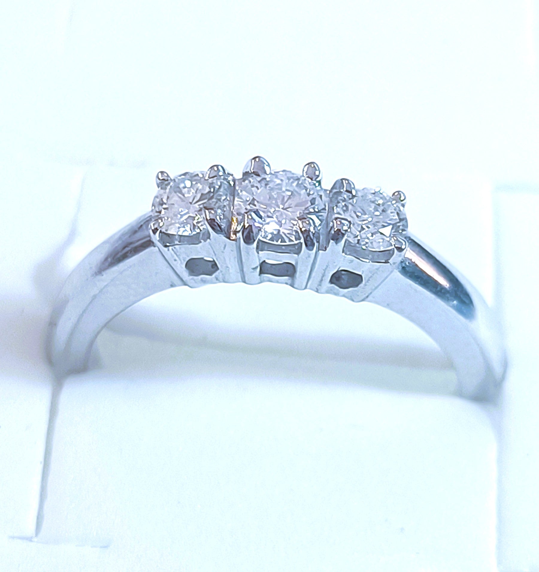 TRILOGY IN ORO BIANCO 18KT DIAMANTI NATURALI KT 0,36 G COLOR VVS2