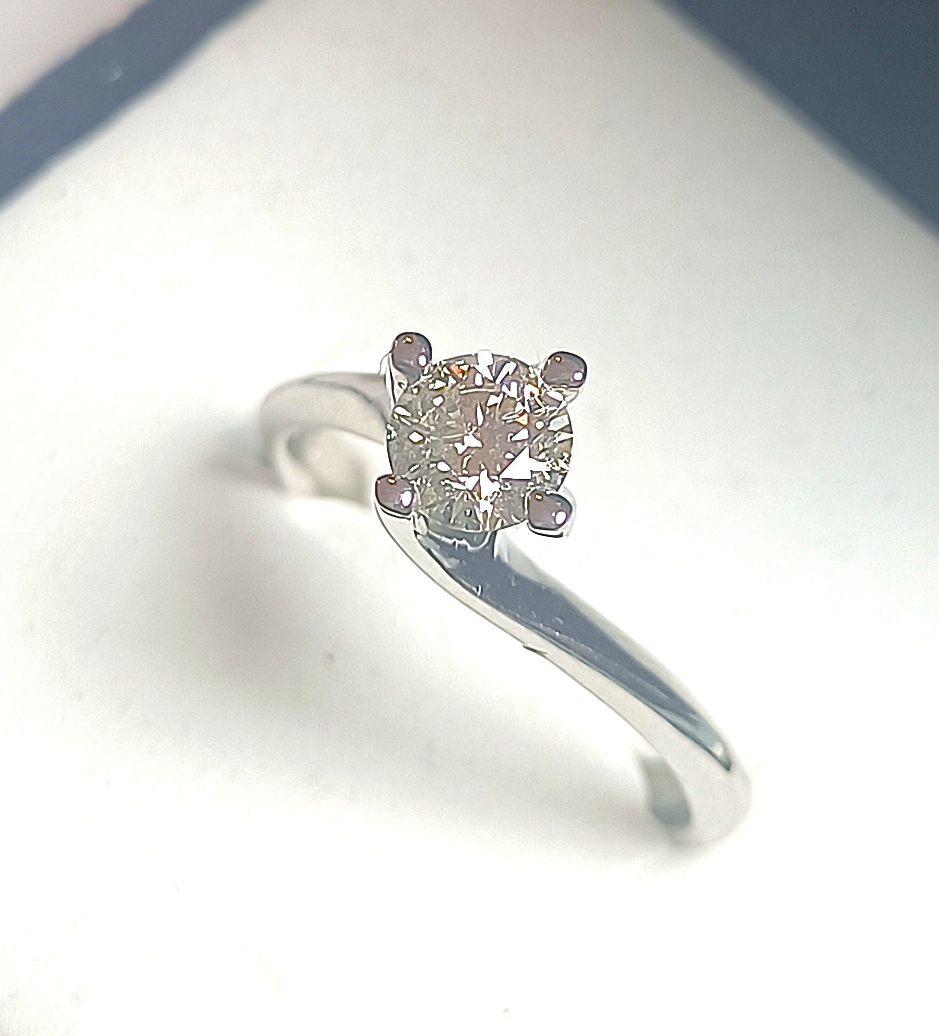 SOLITARIO IN ORO BIANCO 18KT DIAMANTE NATURALE KT 0,53 H COLOR SI