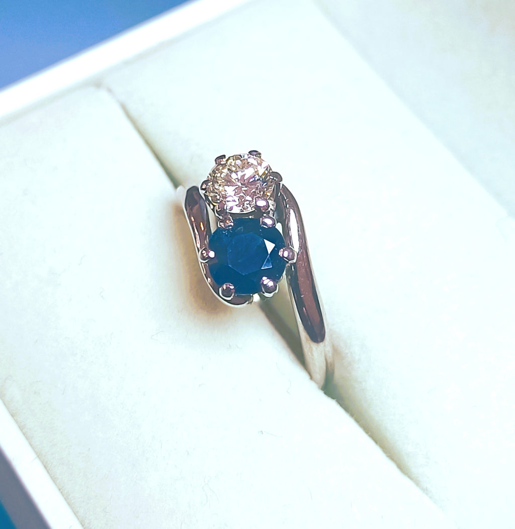 ANELLO CONTARIE' IN ORO BIANCO 18KT DIAMANTE E ZAFFIRO NATURALE