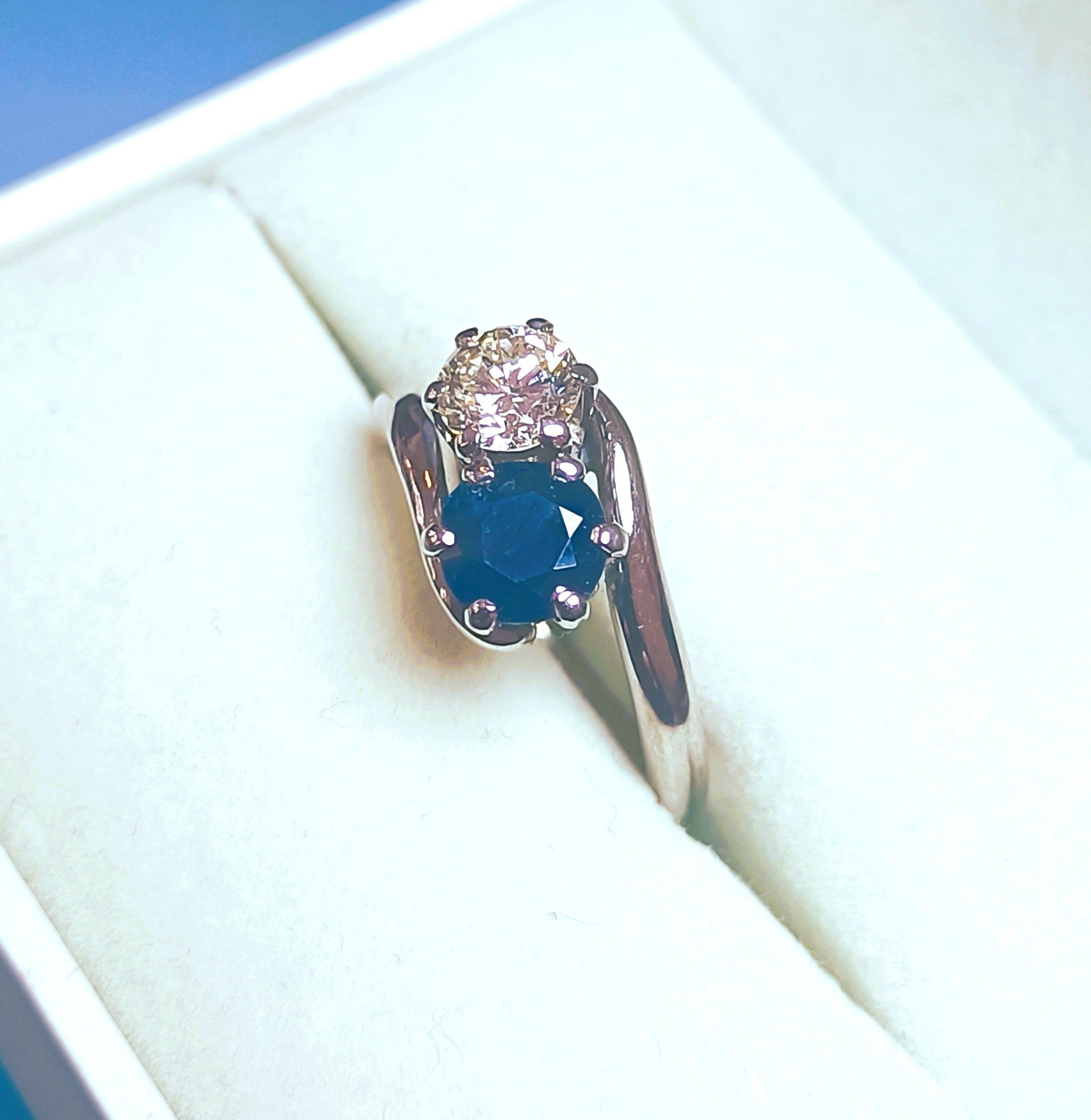 ANELLO CONTARIE' IN ORO BIANCO 18KT DIAMANTE E ZAFFIRO NATURALE