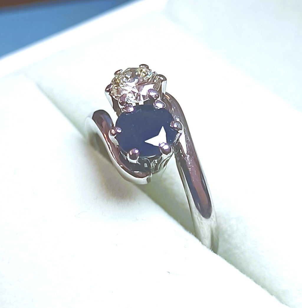 ANELLO CONTARIE' IN ORO BIANCO 18KT DIAMANTE E ZAFFIRO NATURALE