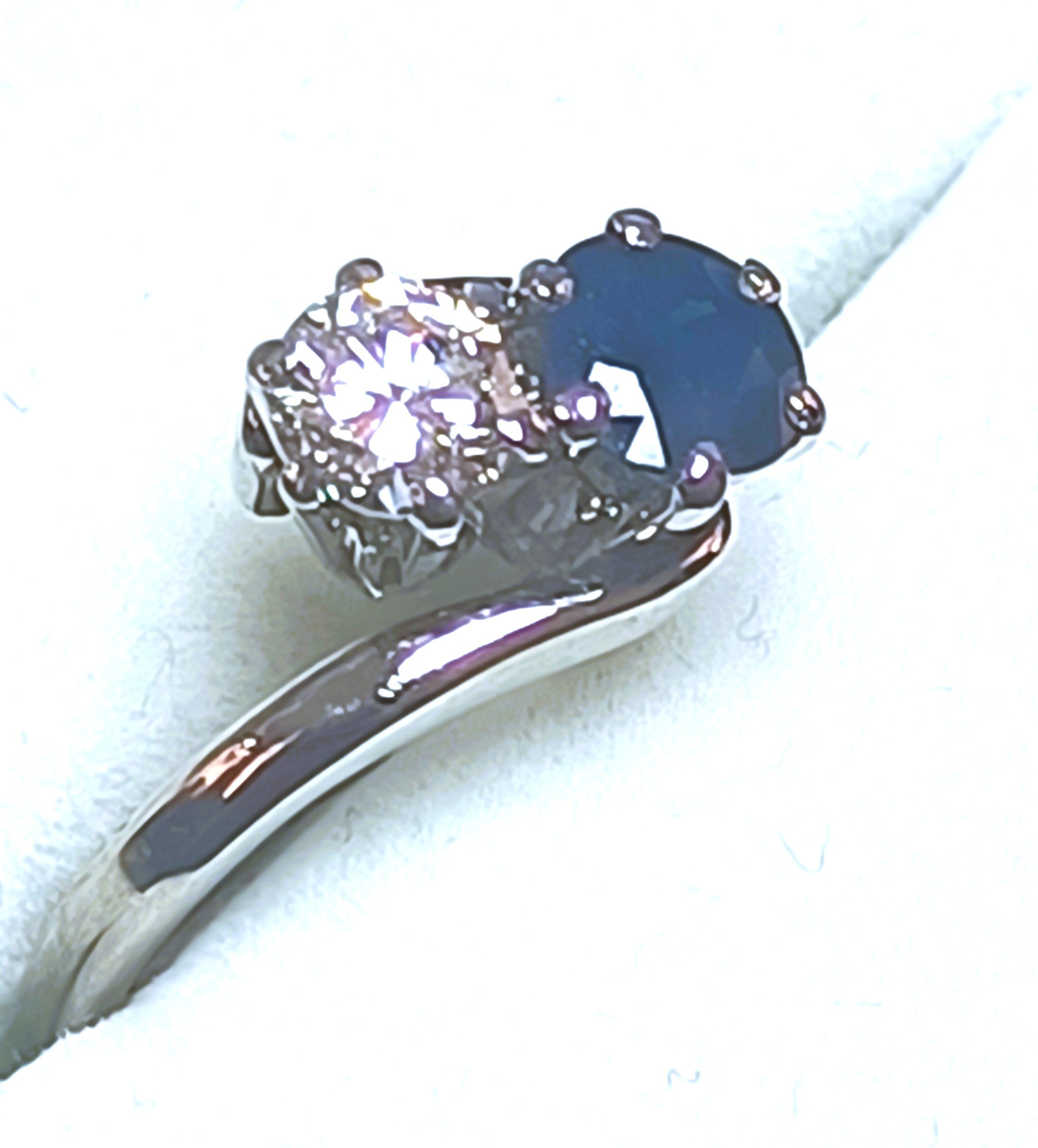 ANELLO CONTARIE' IN ORO BIANCO 18KT DIAMANTE E ZAFFIRO NATURALE