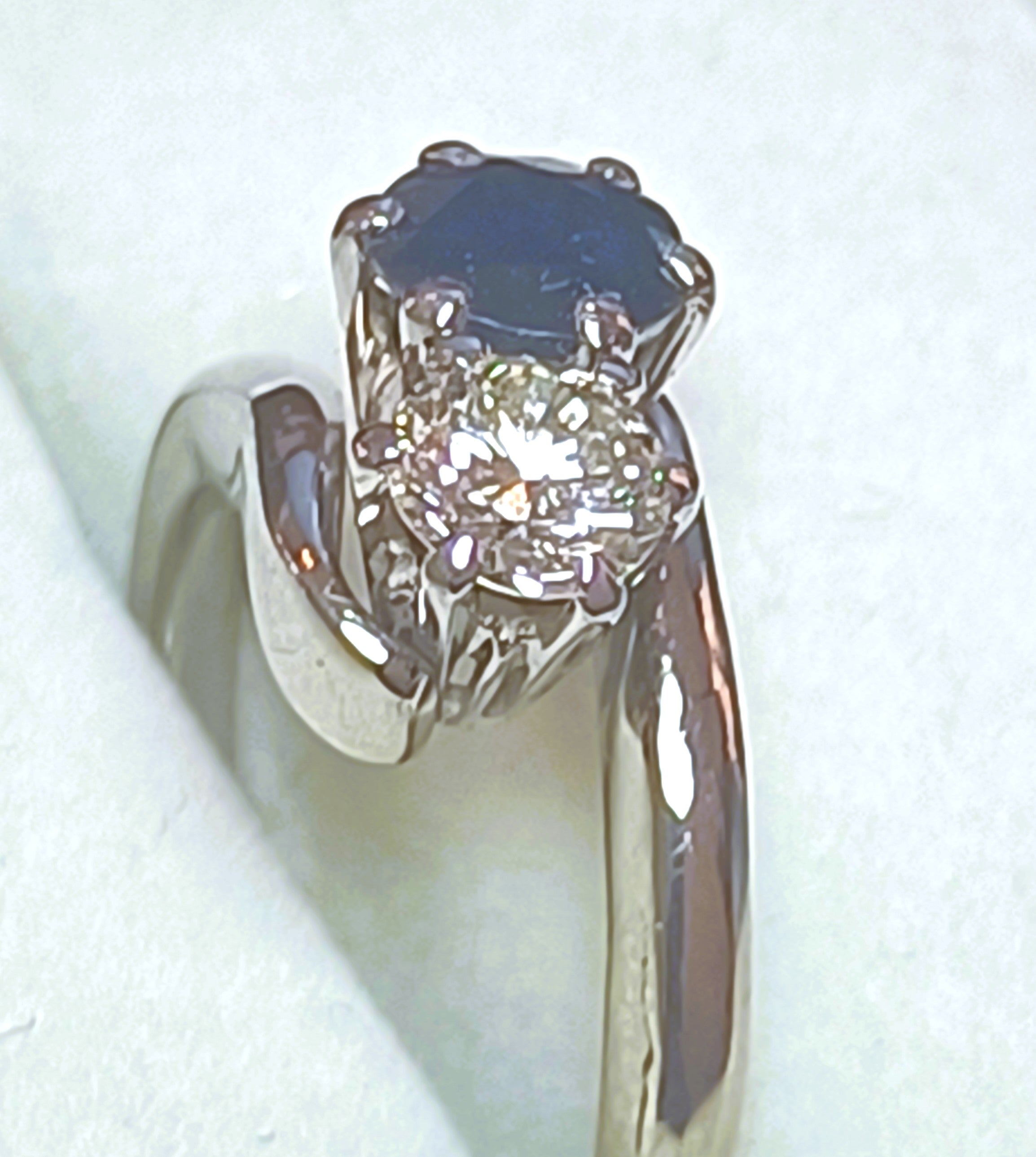 ANELLO CONTARIE' IN ORO BIANCO 18KT DIAMANTE E ZAFFIRO NATURALE