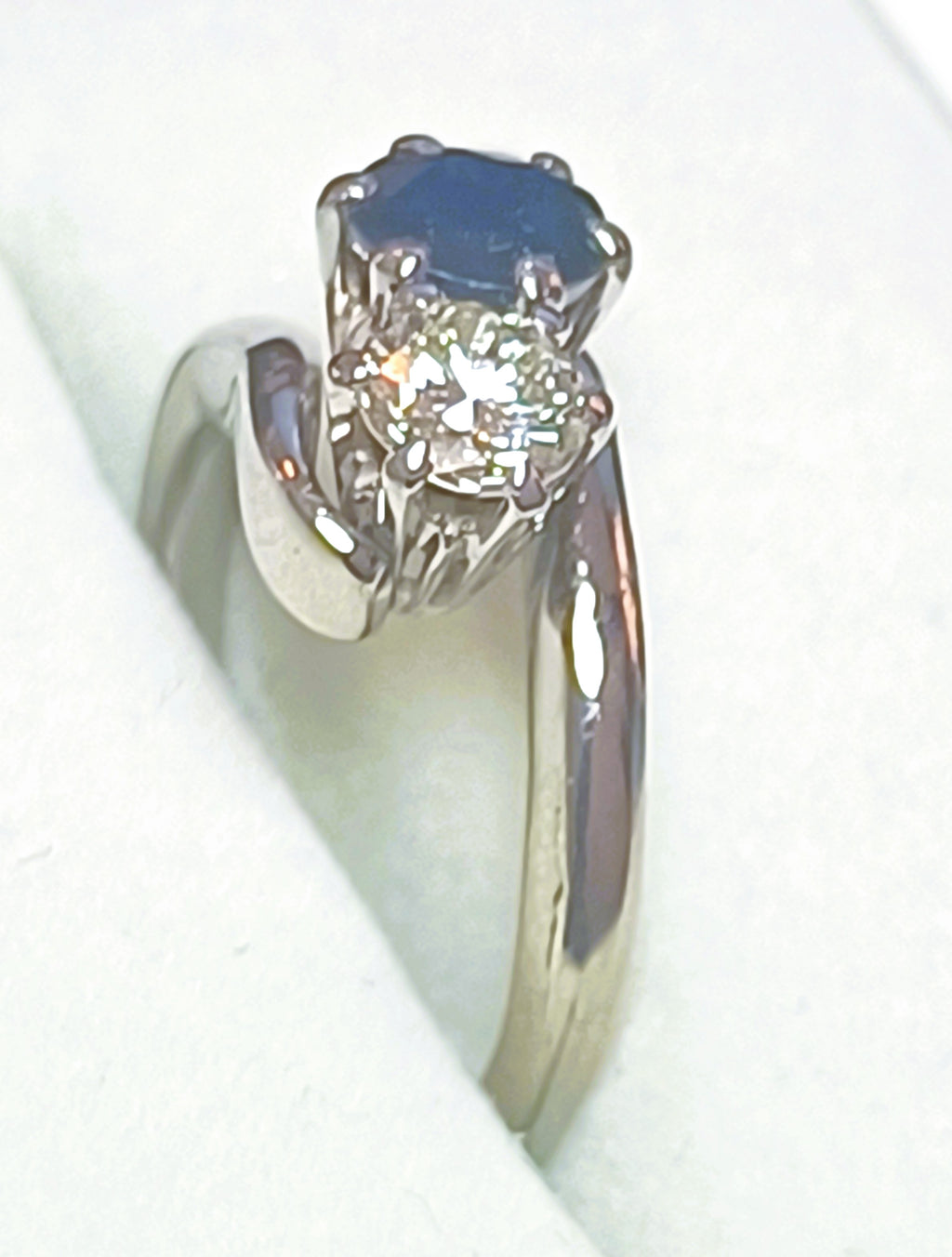 ANELLO CONTARIE' IN ORO BIANCO 18KT DIAMANTE E ZAFFIRO NATURALE