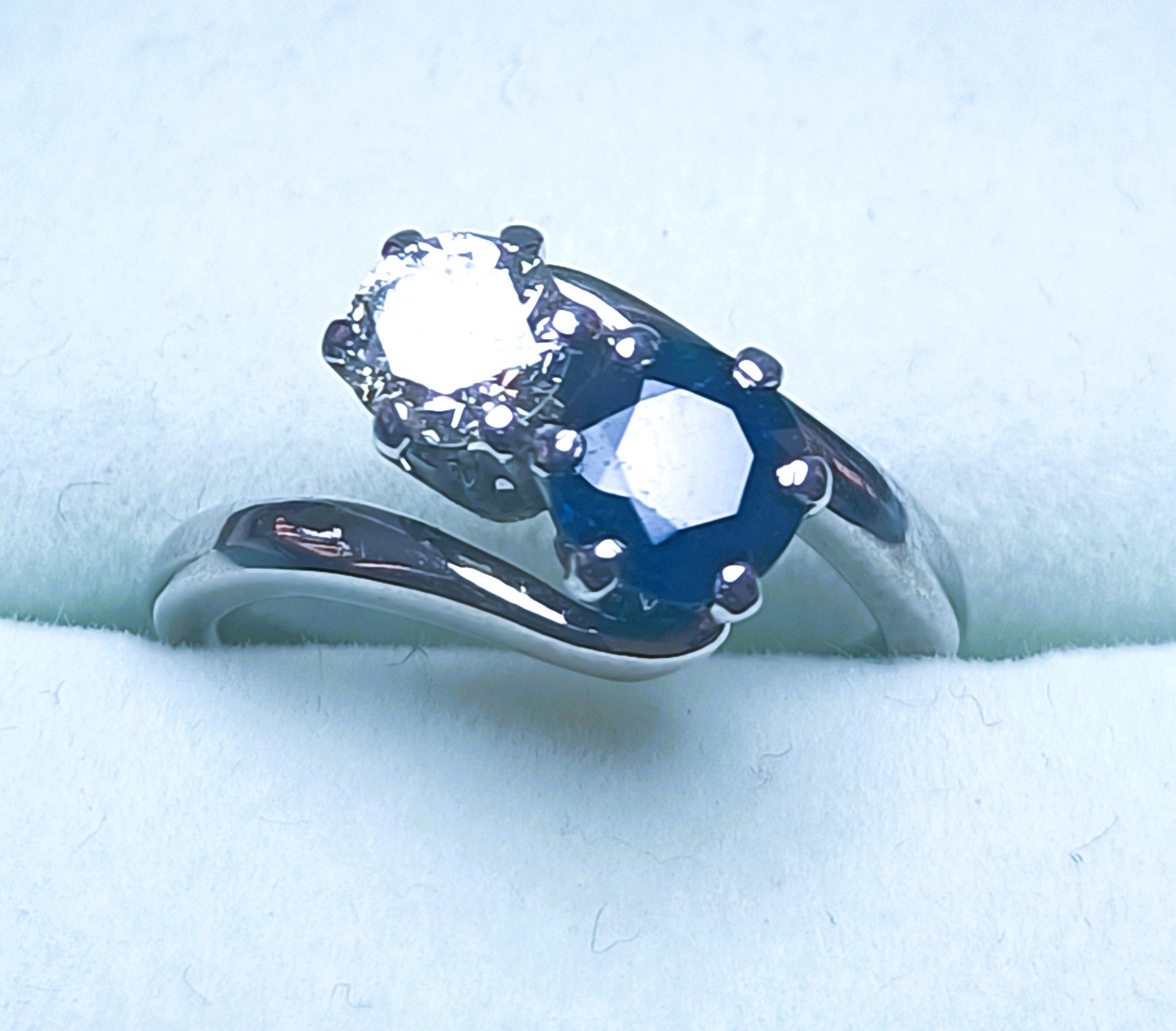 ANELLO CONTARIE' IN ORO BIANCO 18KT DIAMANTE E ZAFFIRO NATURALE