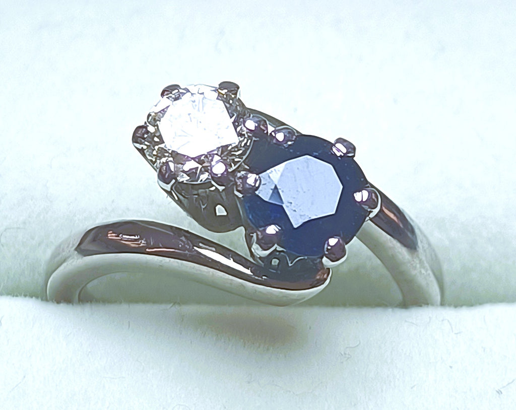 ANELLO CONTARIE' IN ORO BIANCO 18KT DIAMANTE E ZAFFIRO NATURALE