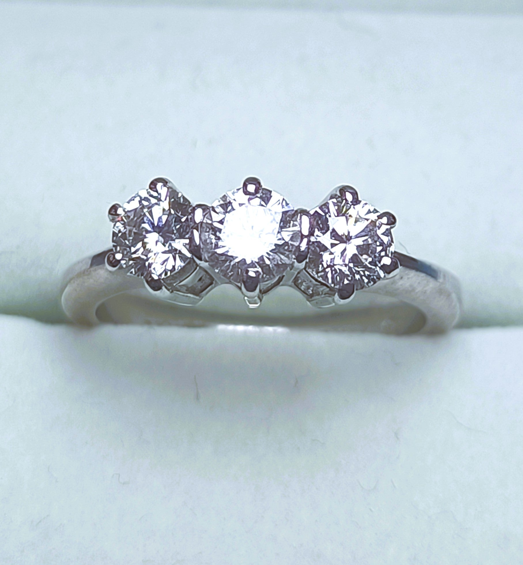 TRILOGY IN ORO BIANCO 18KT CON DIAMANTI NATURALI PER KT 1,02 G COLOR