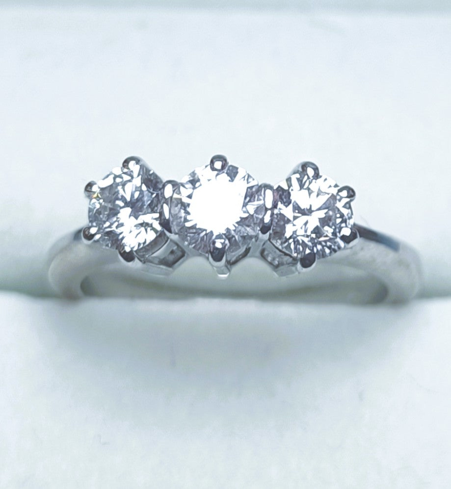 TRILOGY IN ORO BIANCO 18KT CON DIAMANTI NATURALI PER KT 1,02 G COLOR