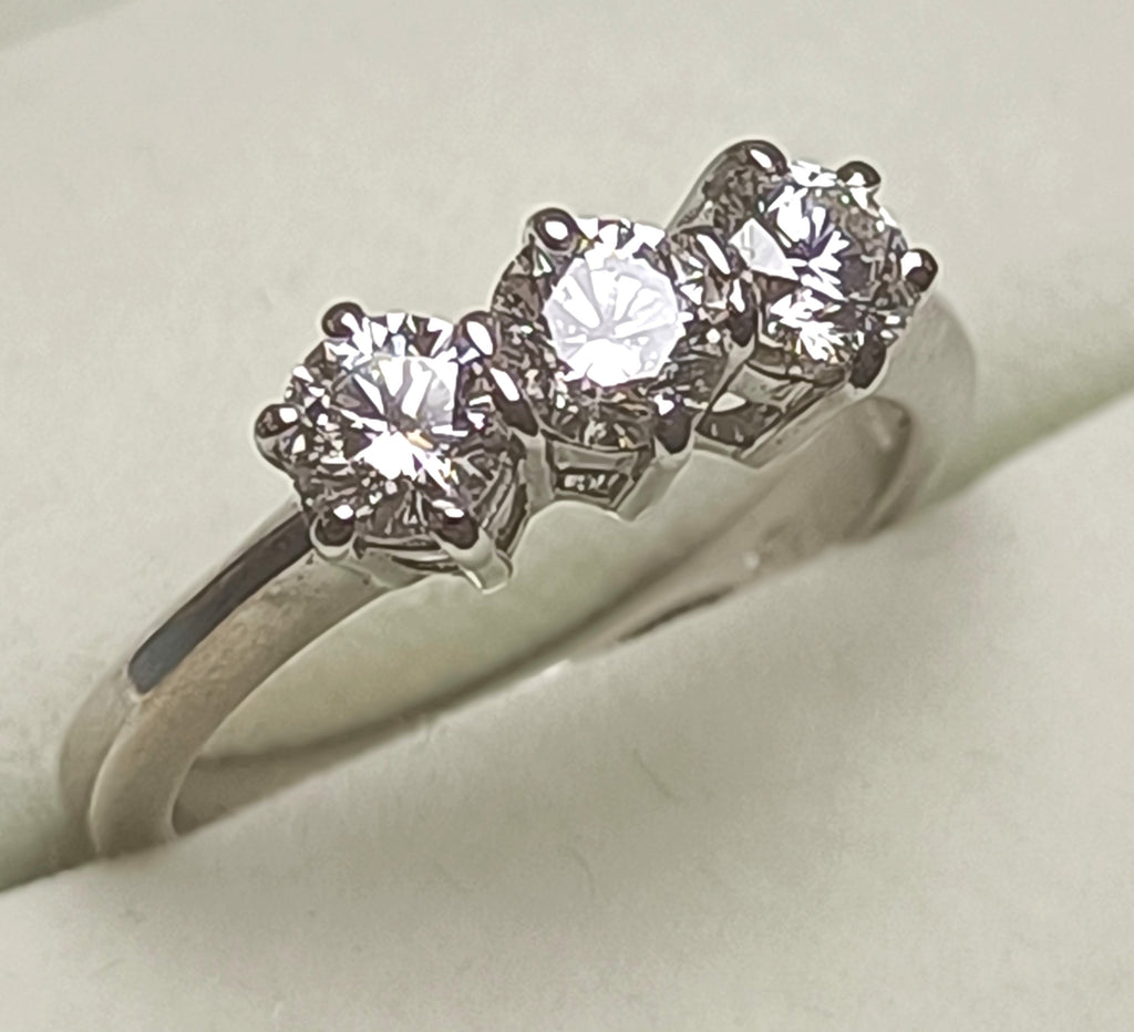 TRILOGY IN ORO BIANCO 18KT CON DIAMANTI NATURALI PER KT 1,02 G COLOR