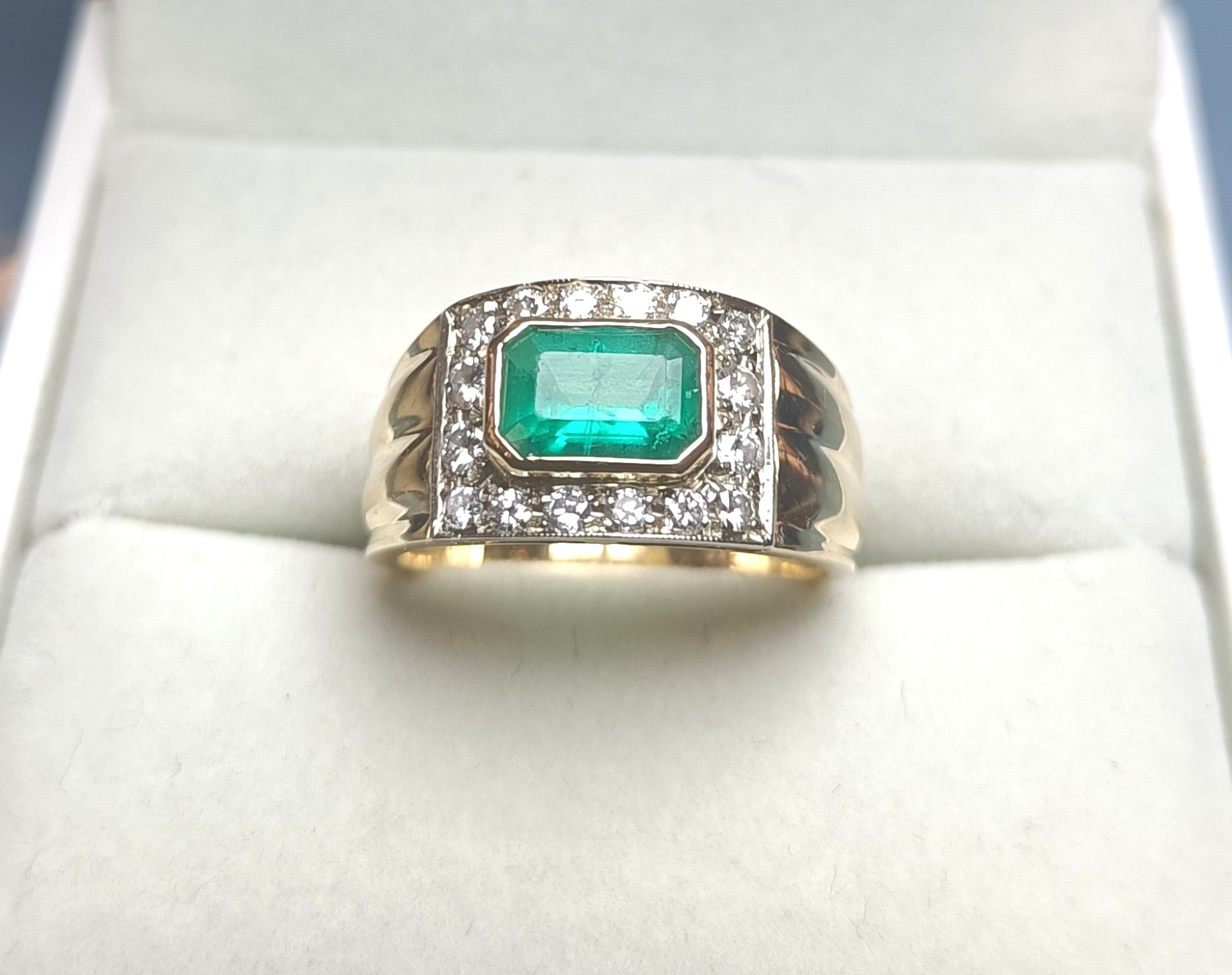 ANELLO FASCIA IN ORO GIALLO 18KT CON SMERALDO E DIAMANTI NATURALI