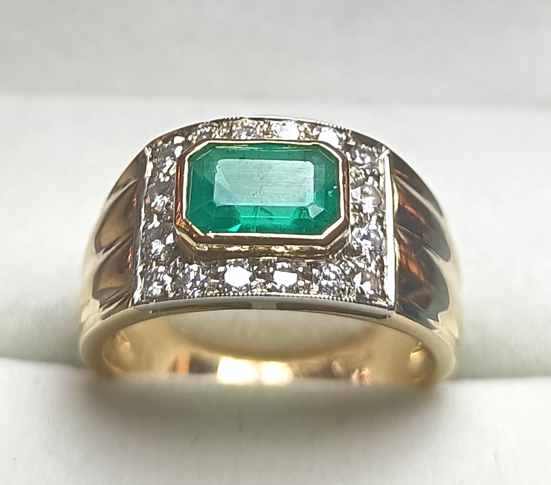 ANELLO FASCIA IN ORO GIALLO 18KT CON SMERALDO E DIAMANTI NATURALI