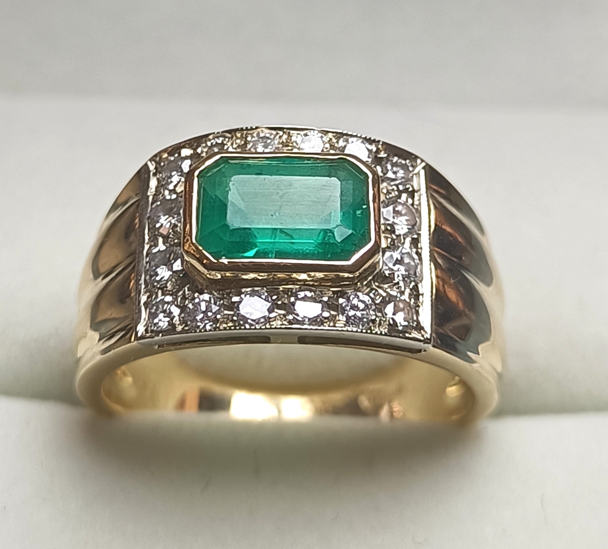 ANELLO FASCIA IN ORO GIALLO 18KT CON SMERALDO E DIAMANTI NATURALI