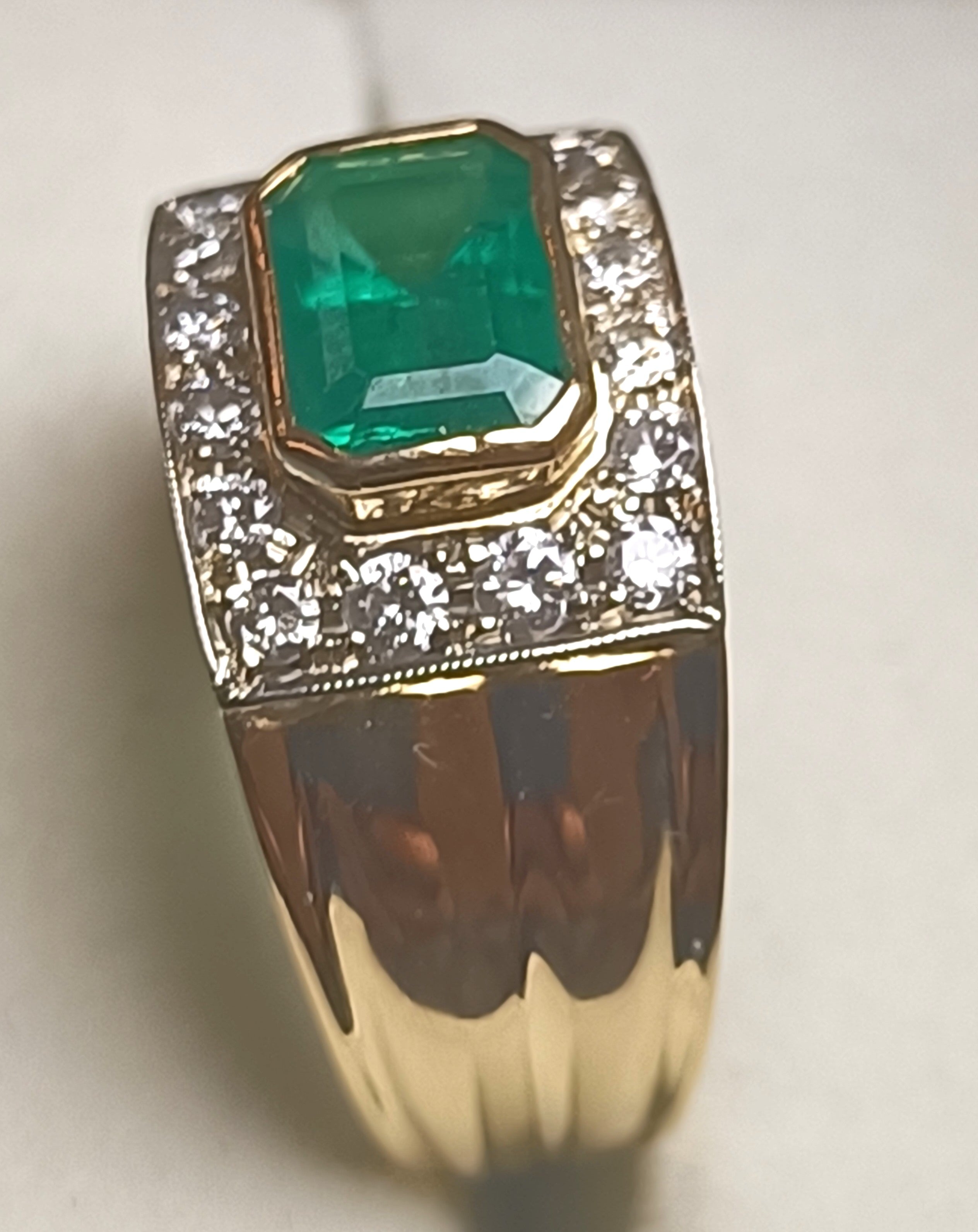 ANELLO FASCIA IN ORO GIALLO 18KT CON SMERALDO E DIAMANTI NATURALI