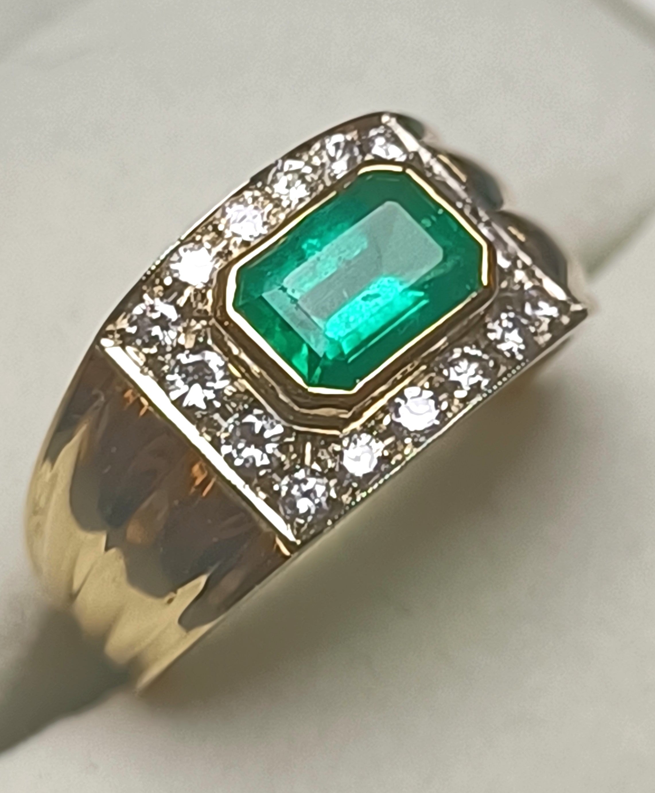 ANELLO FASCIA IN ORO GIALLO 18KT CON SMERALDO E DIAMANTI NATURALI