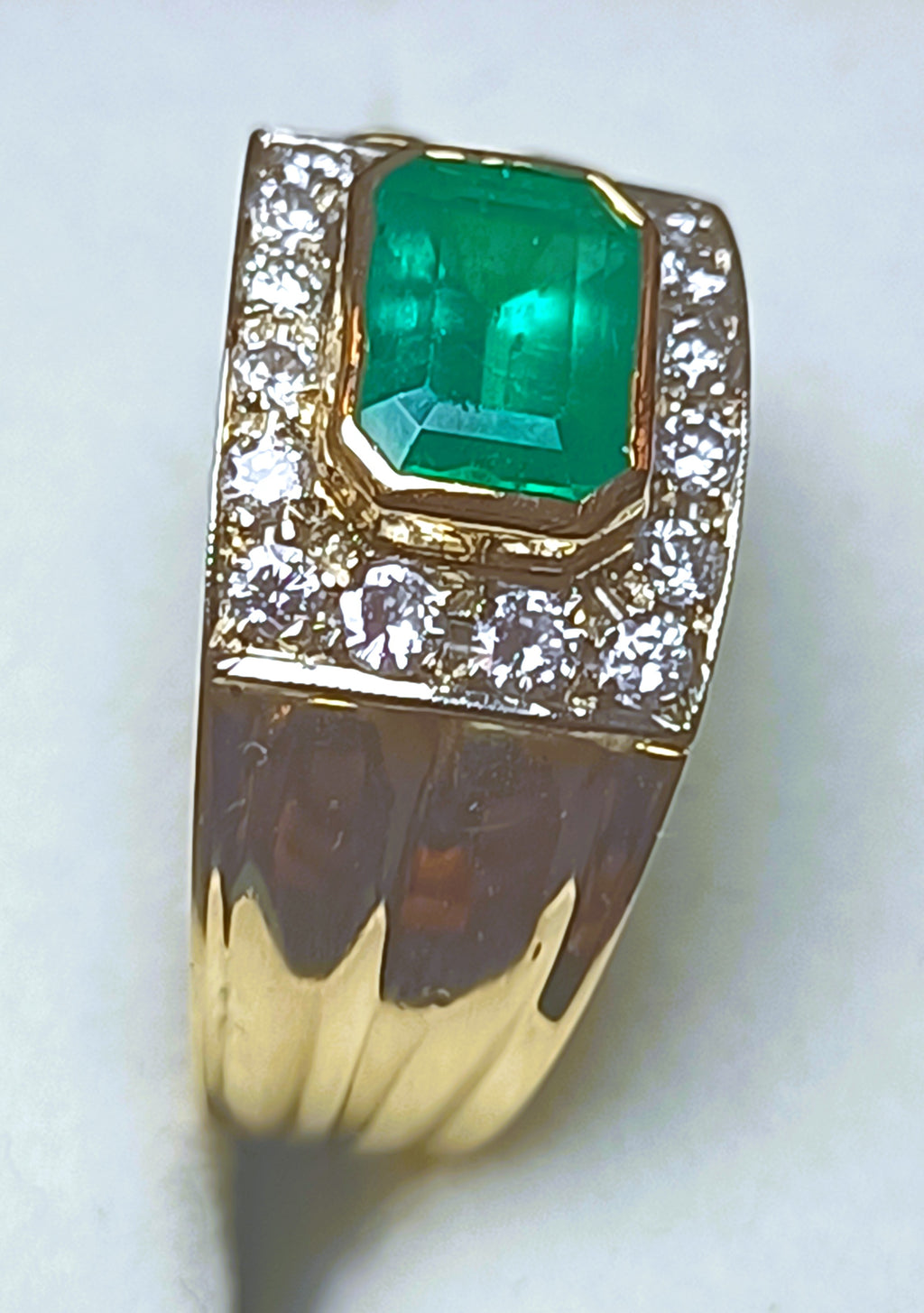 ANELLO FASCIA IN ORO GIALLO 18KT CON SMERALDO E DIAMANTI NATURALI