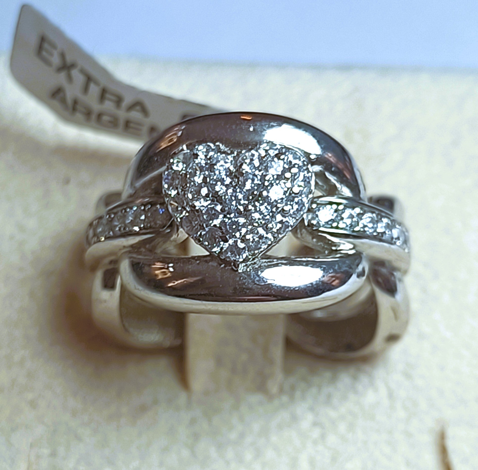 ANELLO FASCIA IN ARGENTO 925 CON DESIGN A CUORE E ZIRCONI BIANCHI