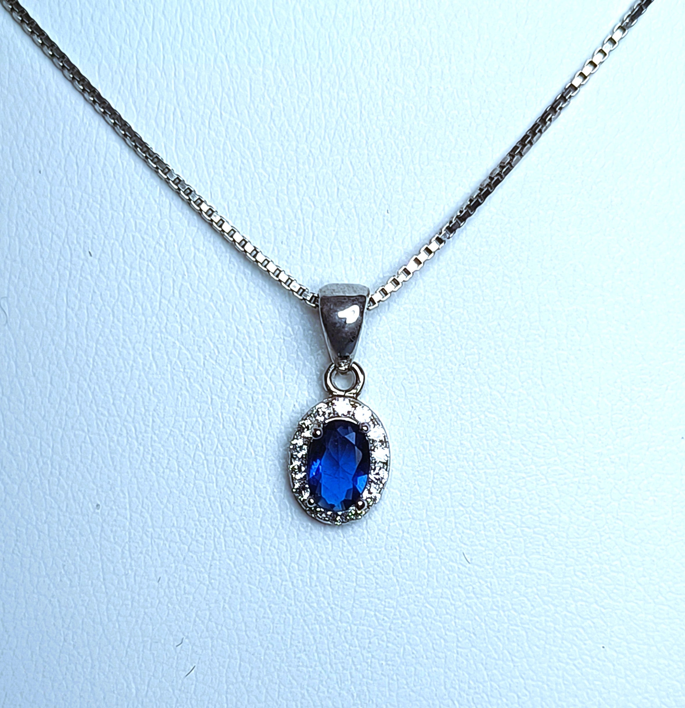 COLLANA IN ARGENTO 925 E PENDENTE CON ZIRCONE CENTRALE BLU E BIANCHI A CONTORNO