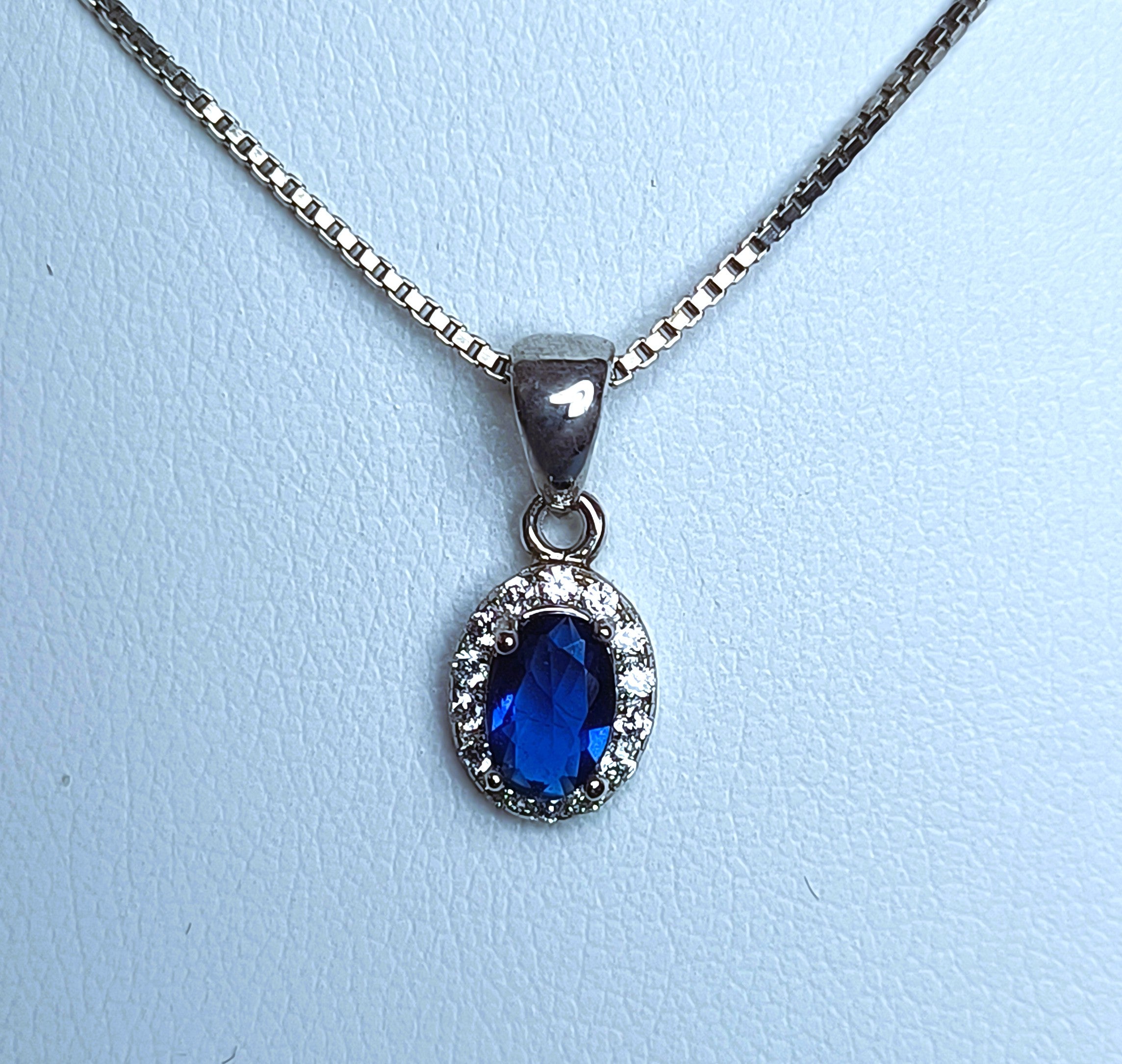 COLLANA IN ARGENTO 925 E PENDENTE CON ZIRCONE CENTRALE BLU E BIANCHI A CONTORNO