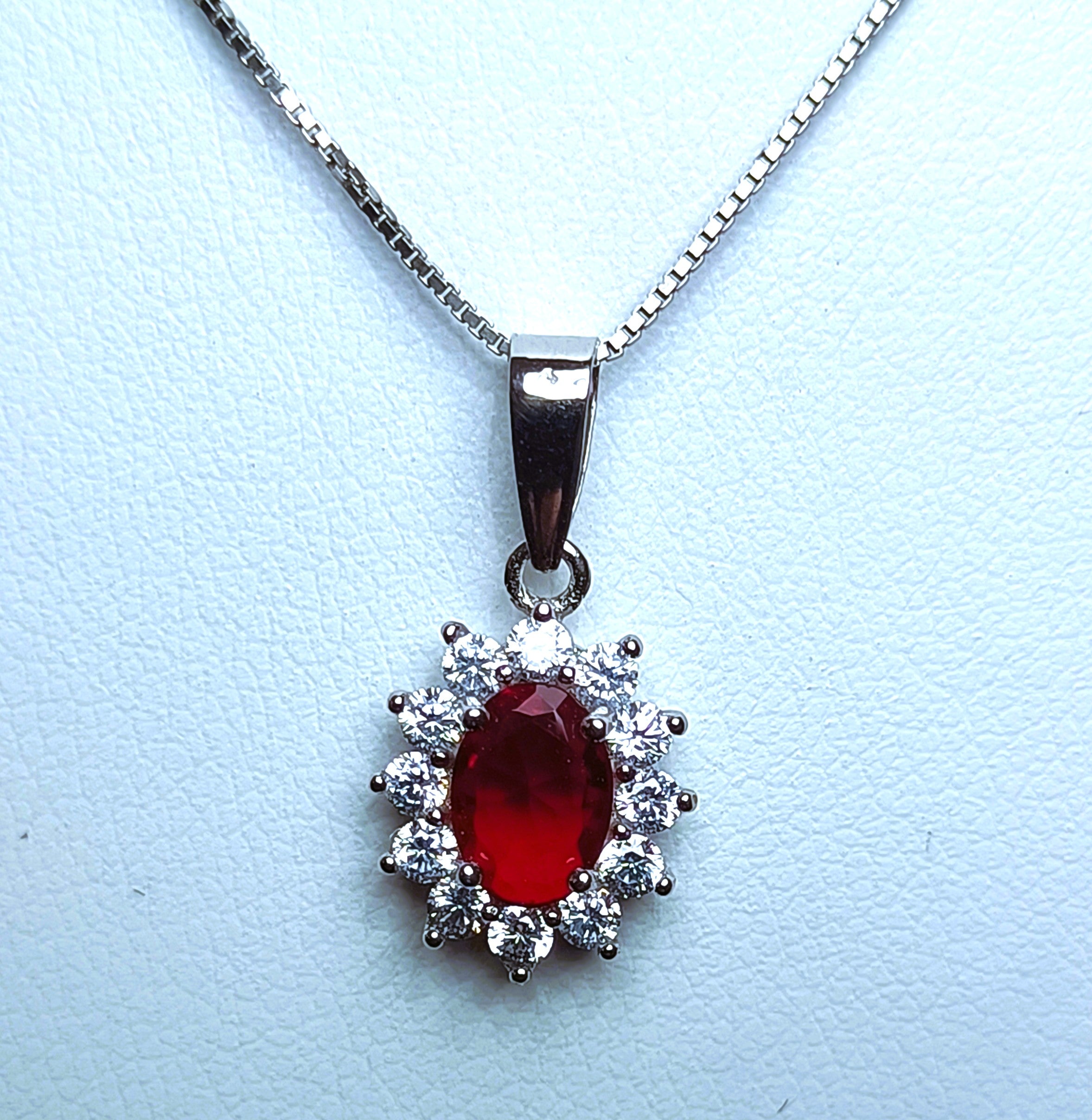 COLLANINA IN ARGENTO 925 CON PENDENTE OVALE E PIETRE LUMINOSE