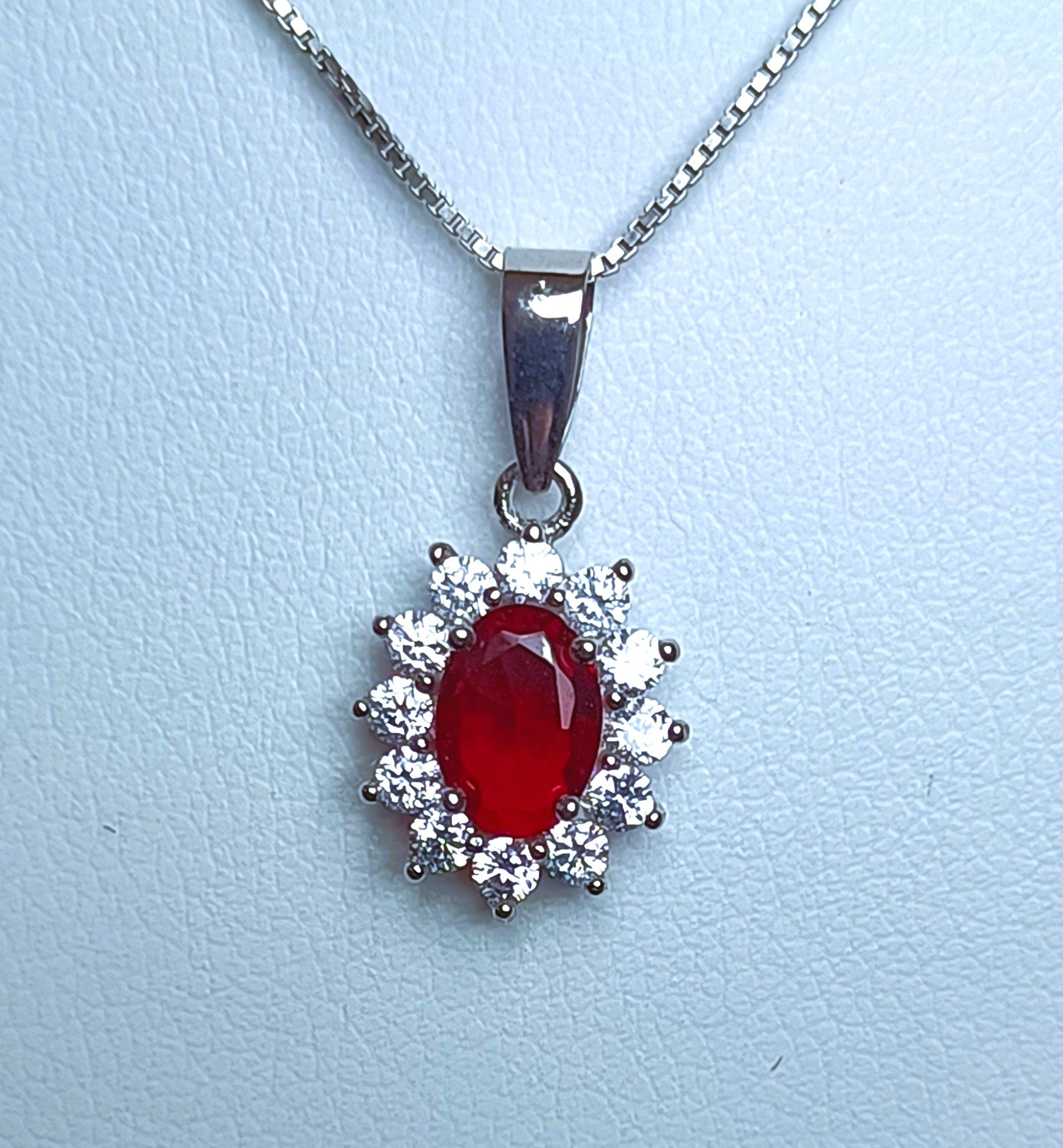 COLLANINA IN ARGENTO 925 CON PENDENTE OVALE E PIETRE LUMINOSE