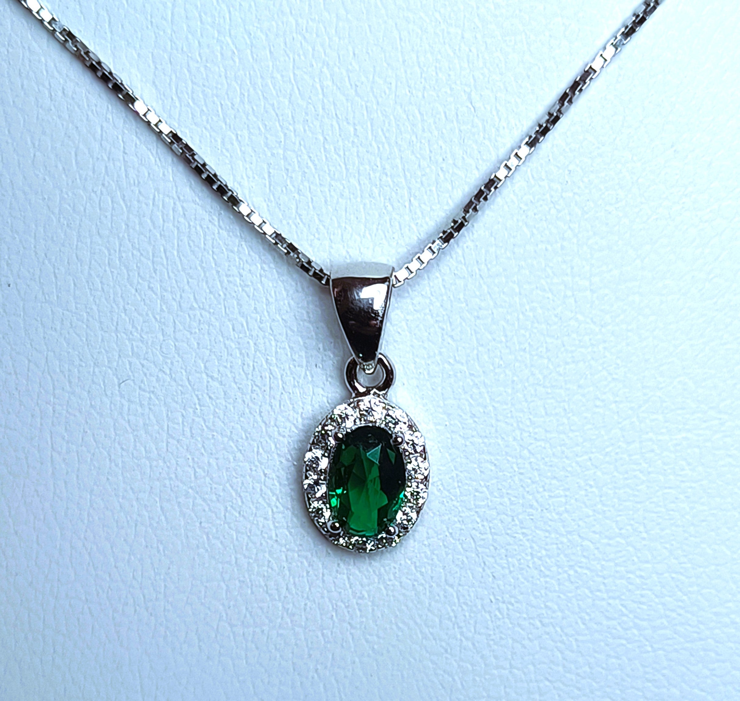 COLLANINA IN ARGENTO 925 CON PENDENTE OVALE E PIETRE LUMINOSE