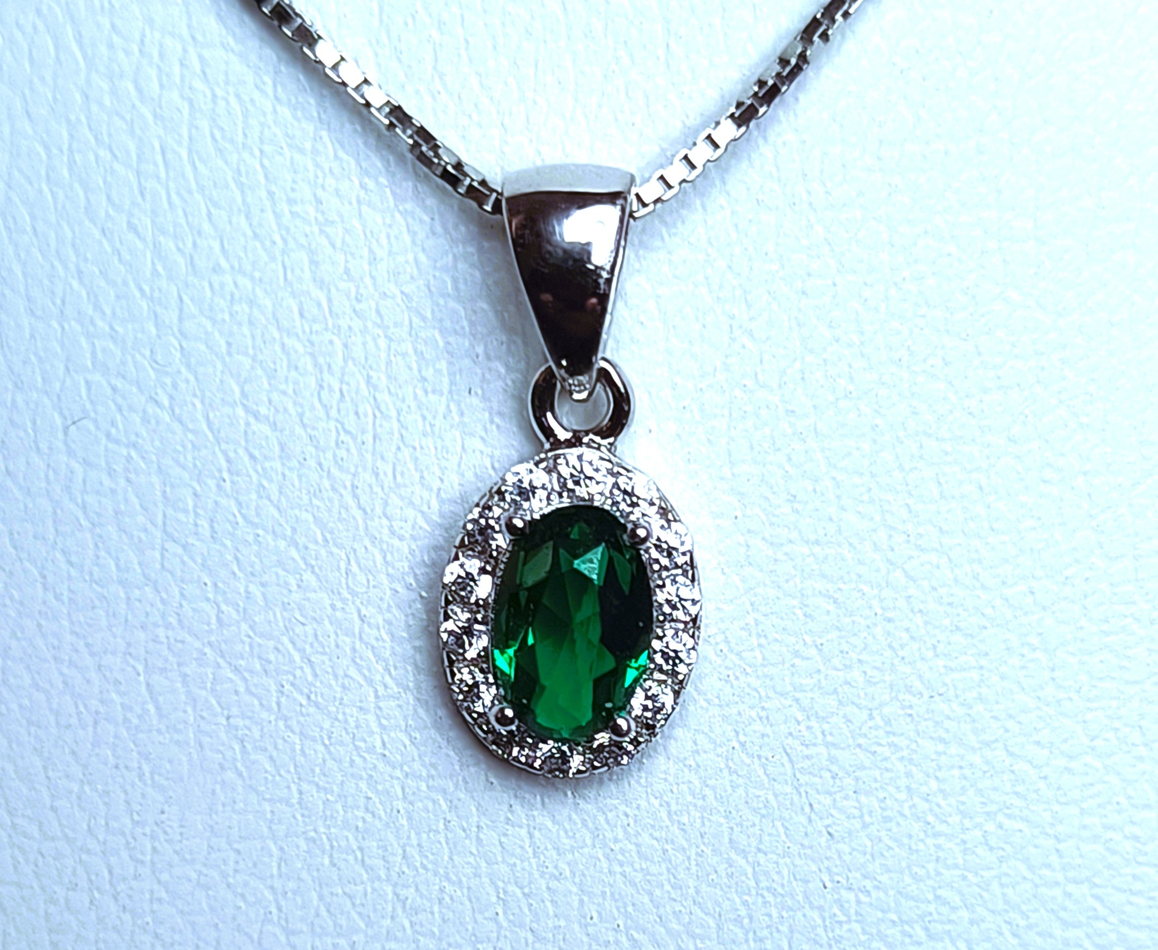 COLLANINA IN ARGENTO 925 CON PENDENTE OVALE E PIETRE LUMINOSE