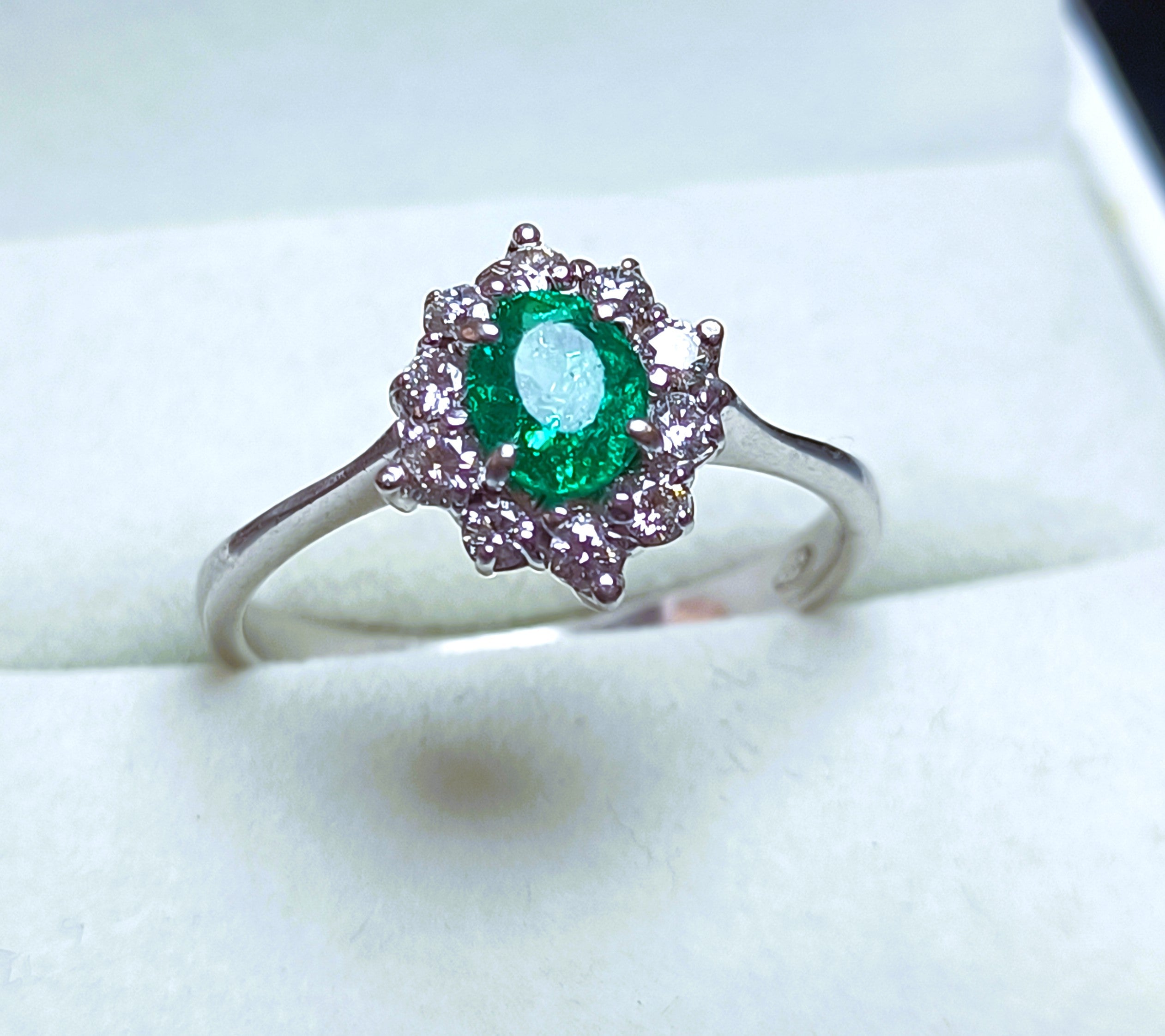 ANELLO A CESTELLO ORO BIANCO 18 KT DIAMANTI E SMERALDO NATURALI