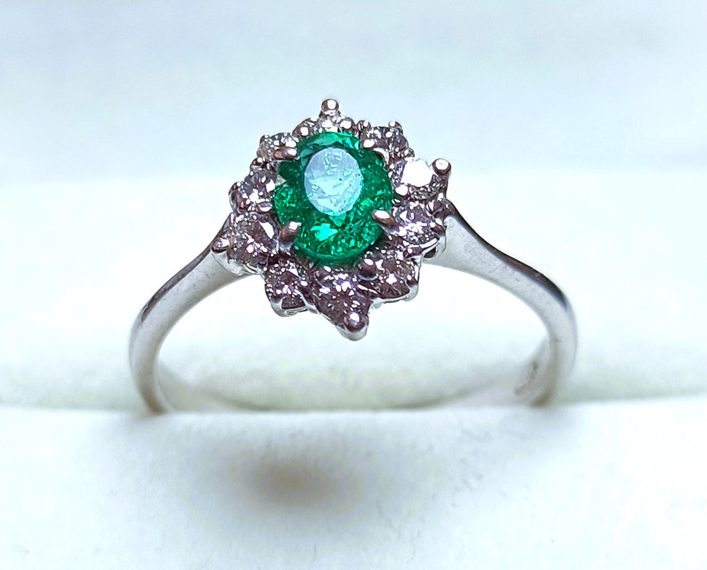 ANELLO A CESTELLO ORO BIANCO 18 KT DIAMANTI E SMERALDO NATURALI