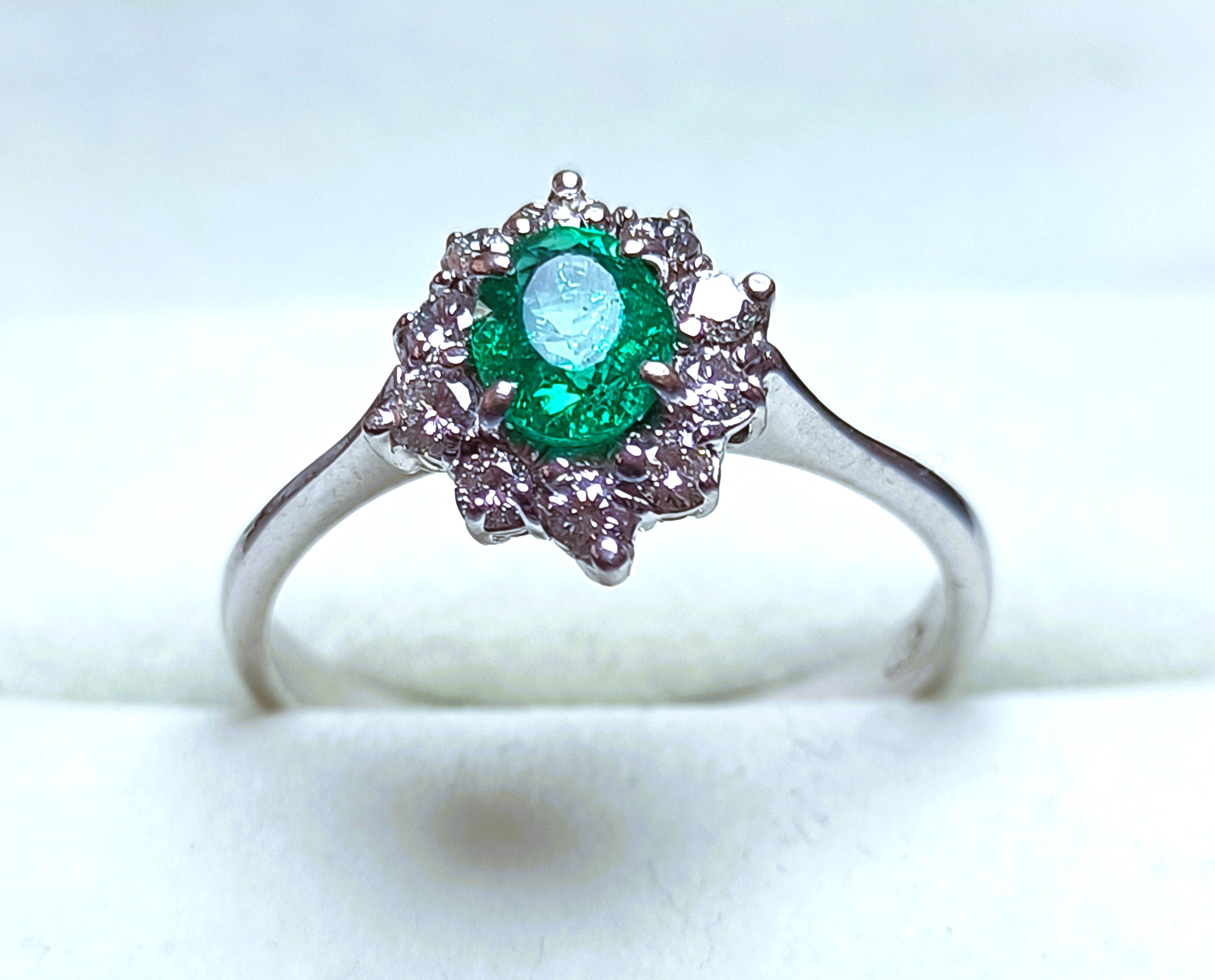 ANELLO A CESTELLO ORO BIANCO 18 KT DIAMANTI E SMERALDO NATURALI