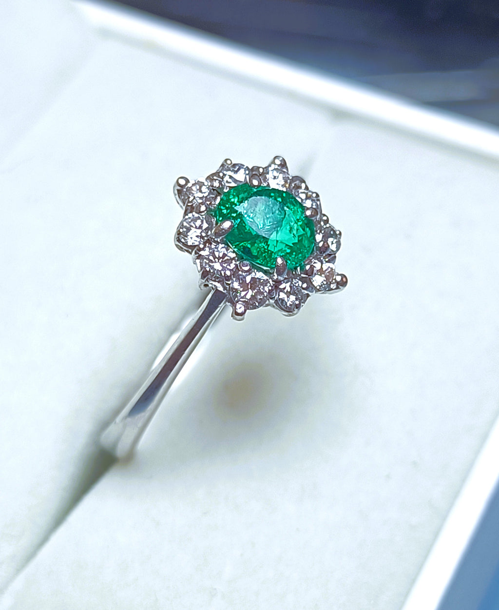 ANELLO A CESTELLO ORO BIANCO 18 KT DIAMANTI E SMERALDO NATURALI