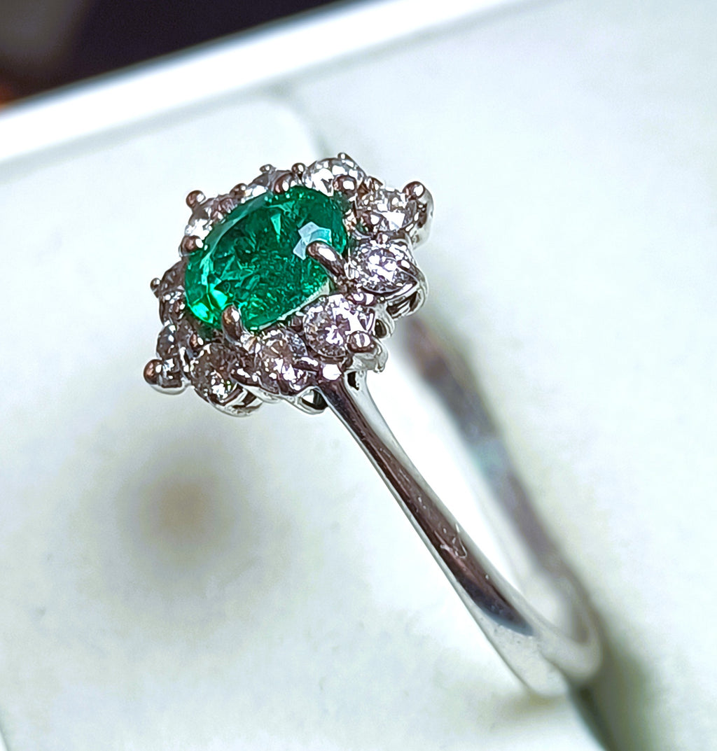 ANELLO A CESTELLO ORO BIANCO 18 KT DIAMANTI E SMERALDO NATURALI